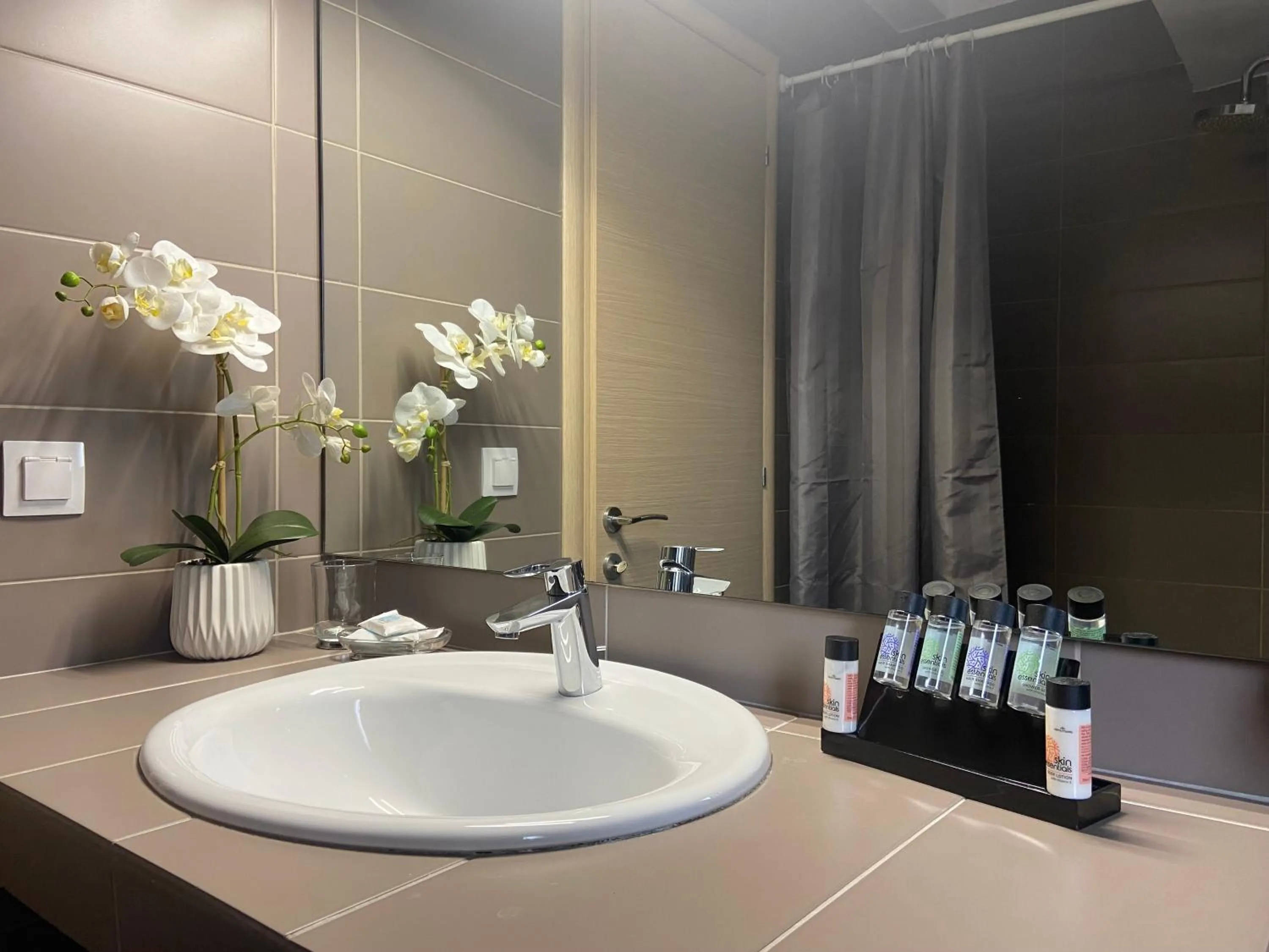 Shower in Connect Suites