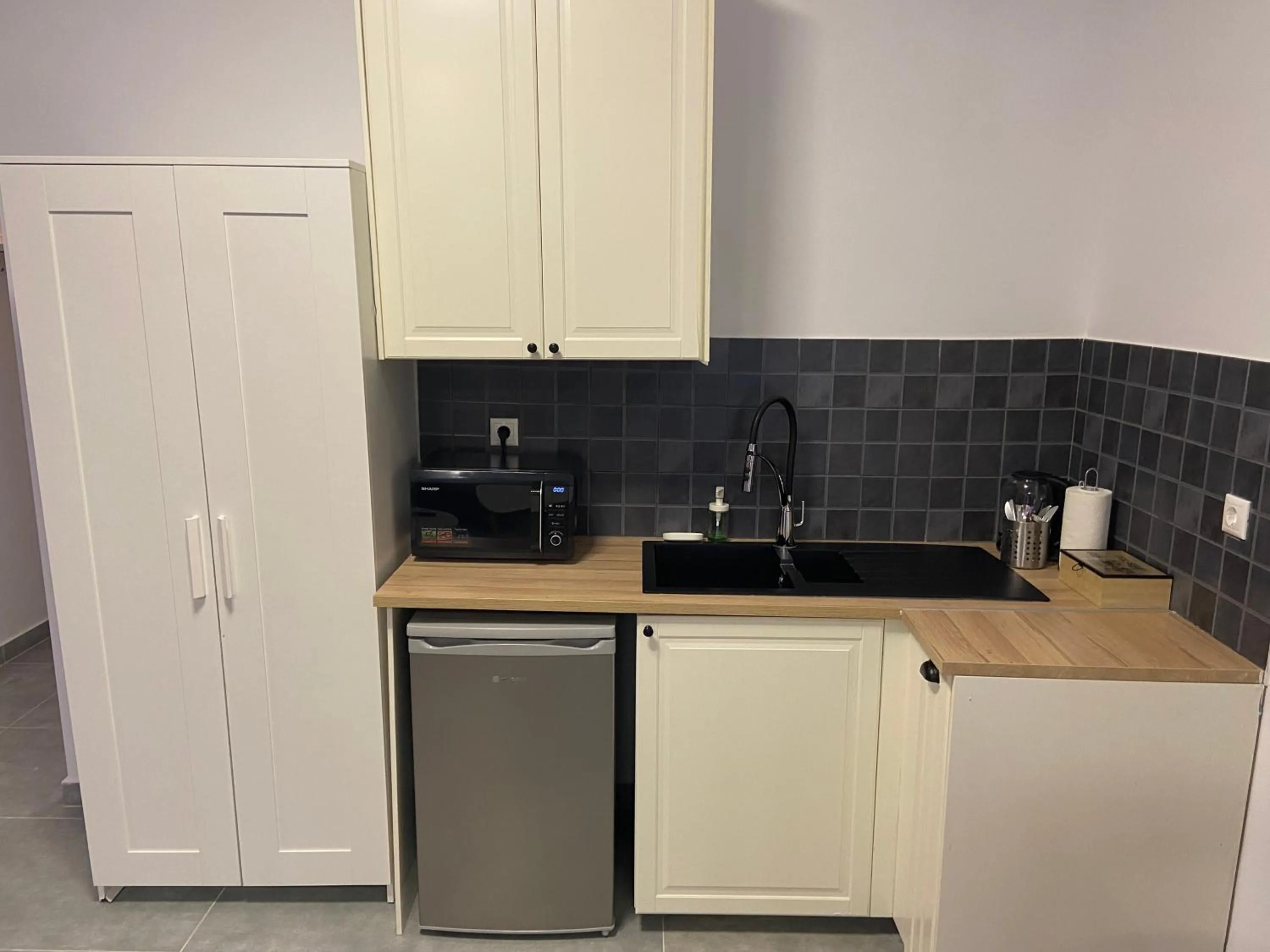 Kitchen or kitchenette in Connect Suites