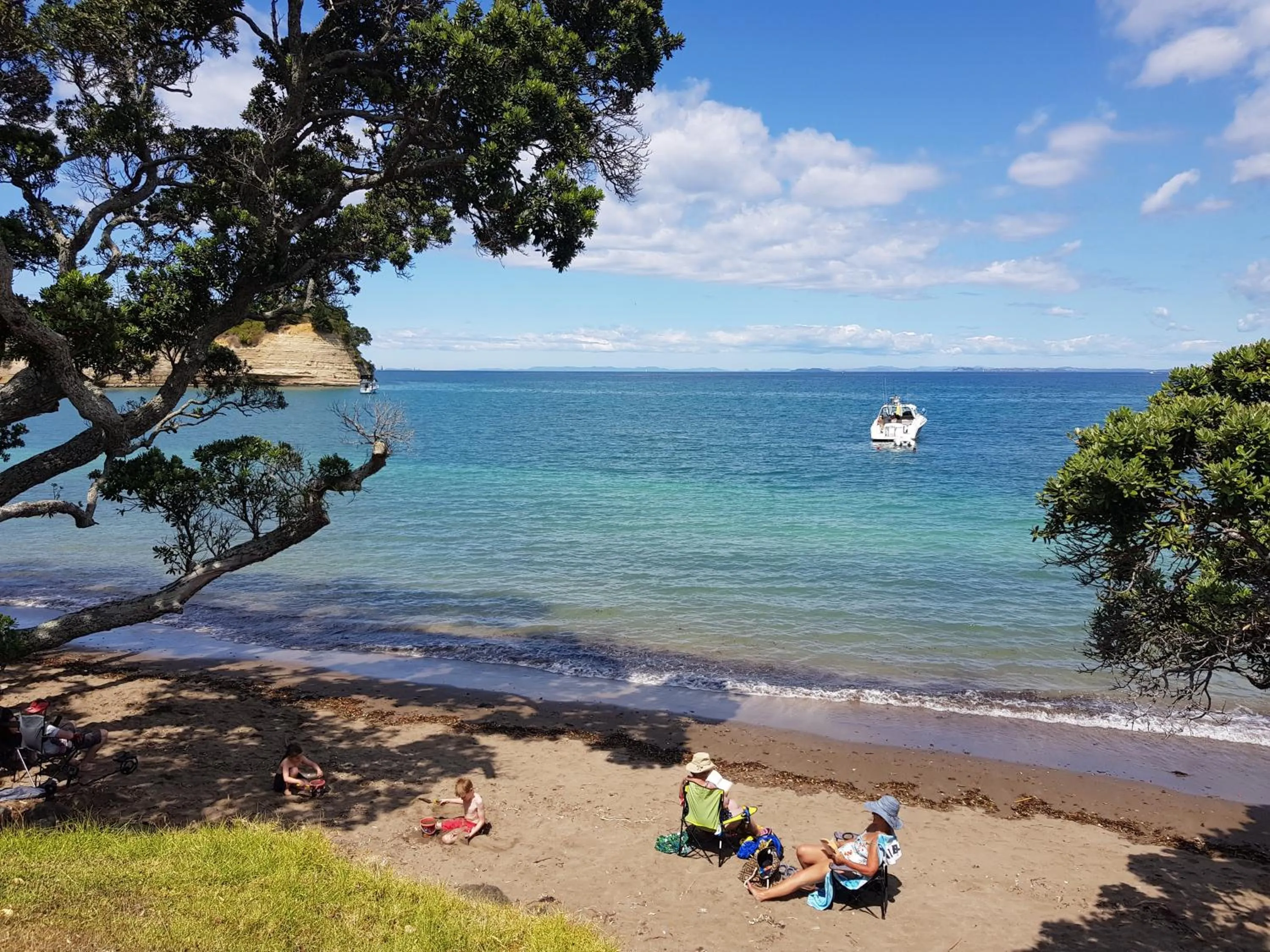 Day in Whangaparaoa Lodge
