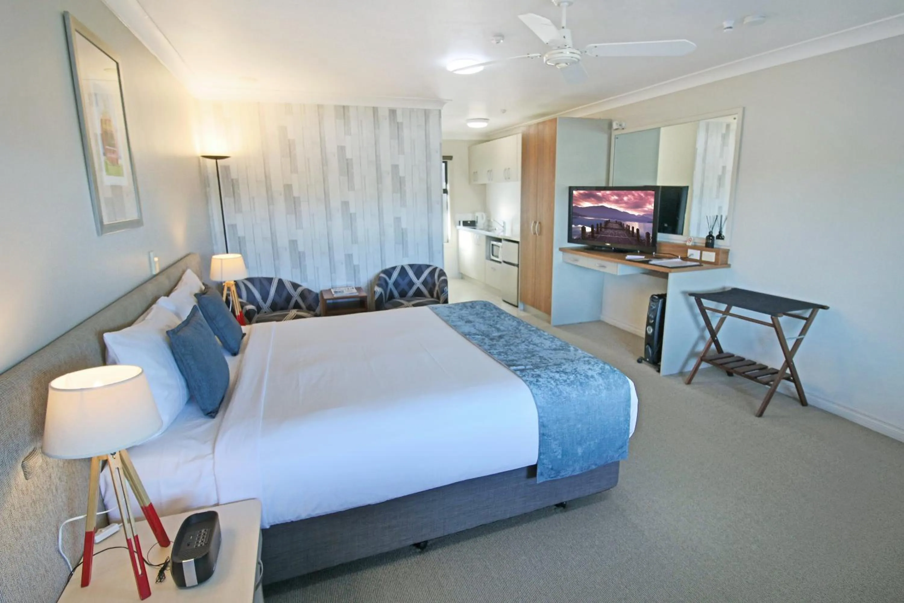 Bed in Whangaparaoa Lodge
