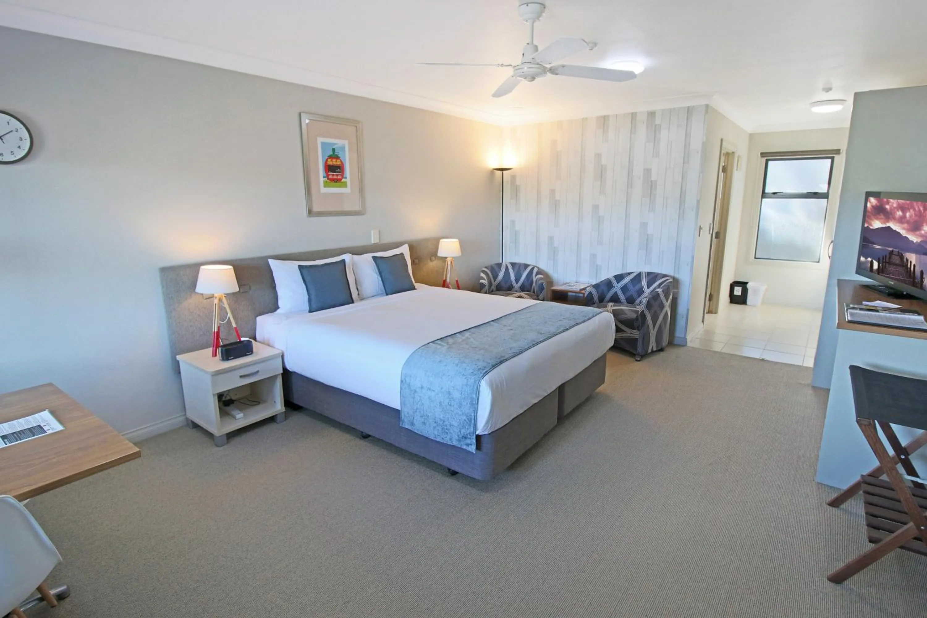 Bed in Whangaparaoa Lodge