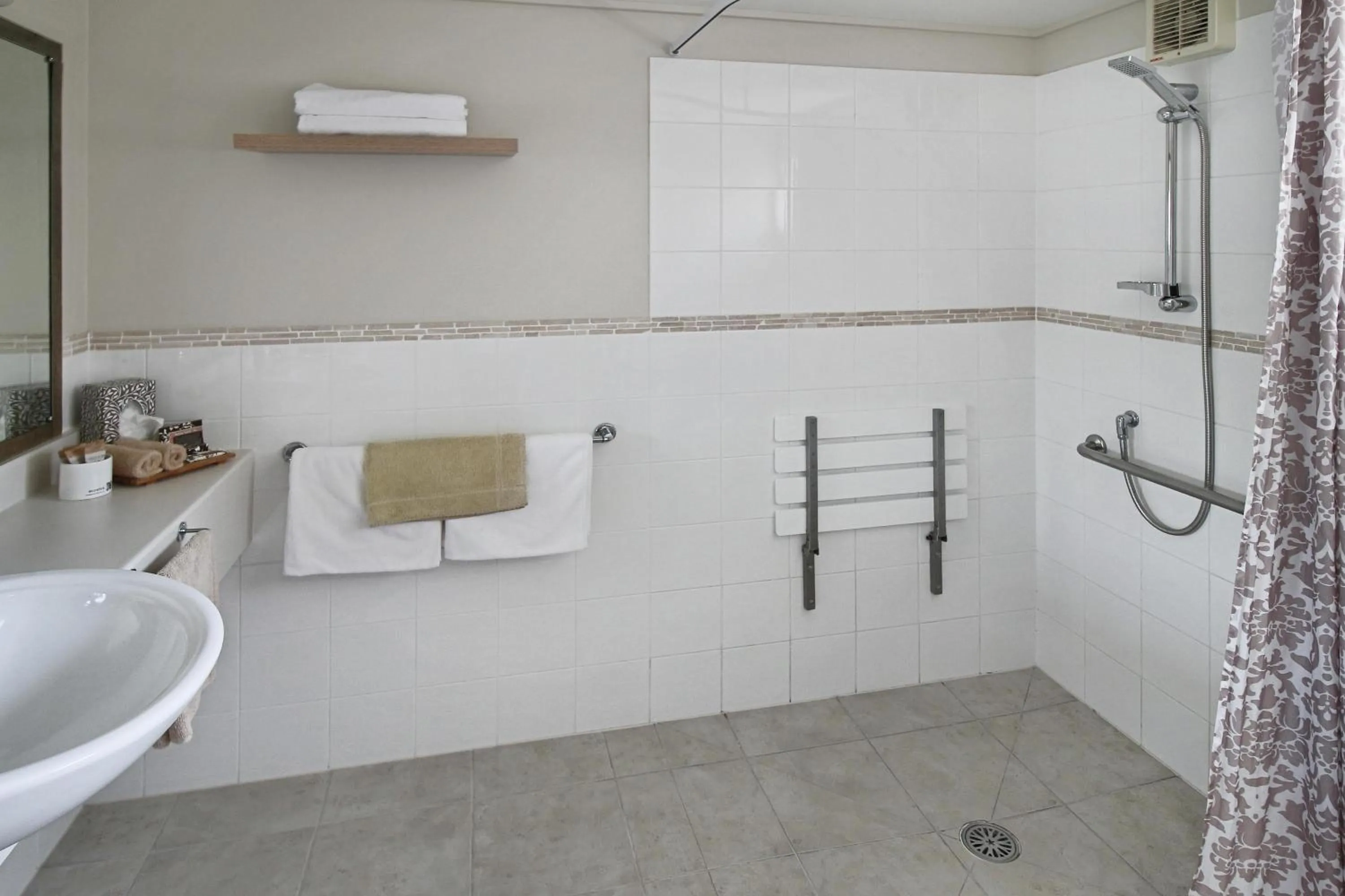 Shower in Whangaparaoa Lodge