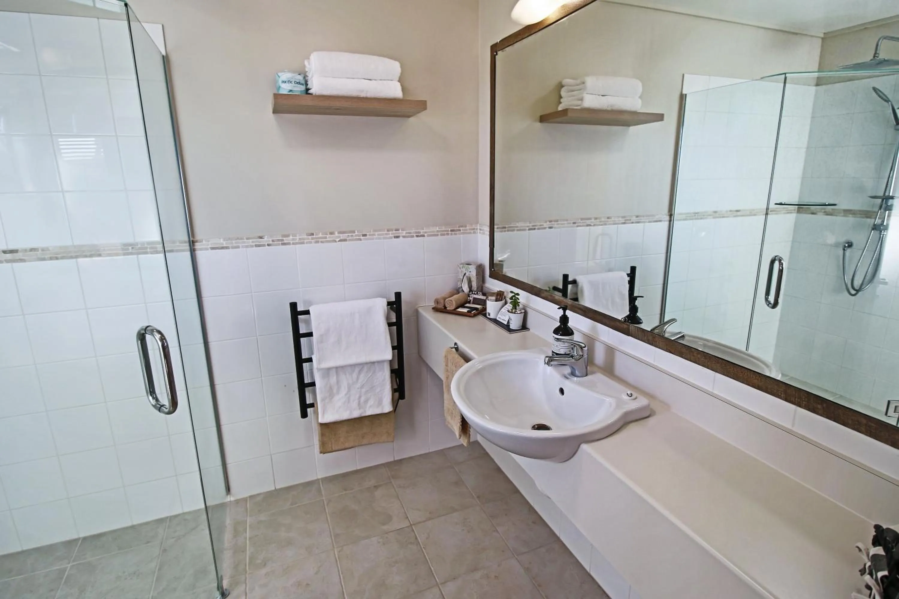 Shower in Whangaparaoa Lodge