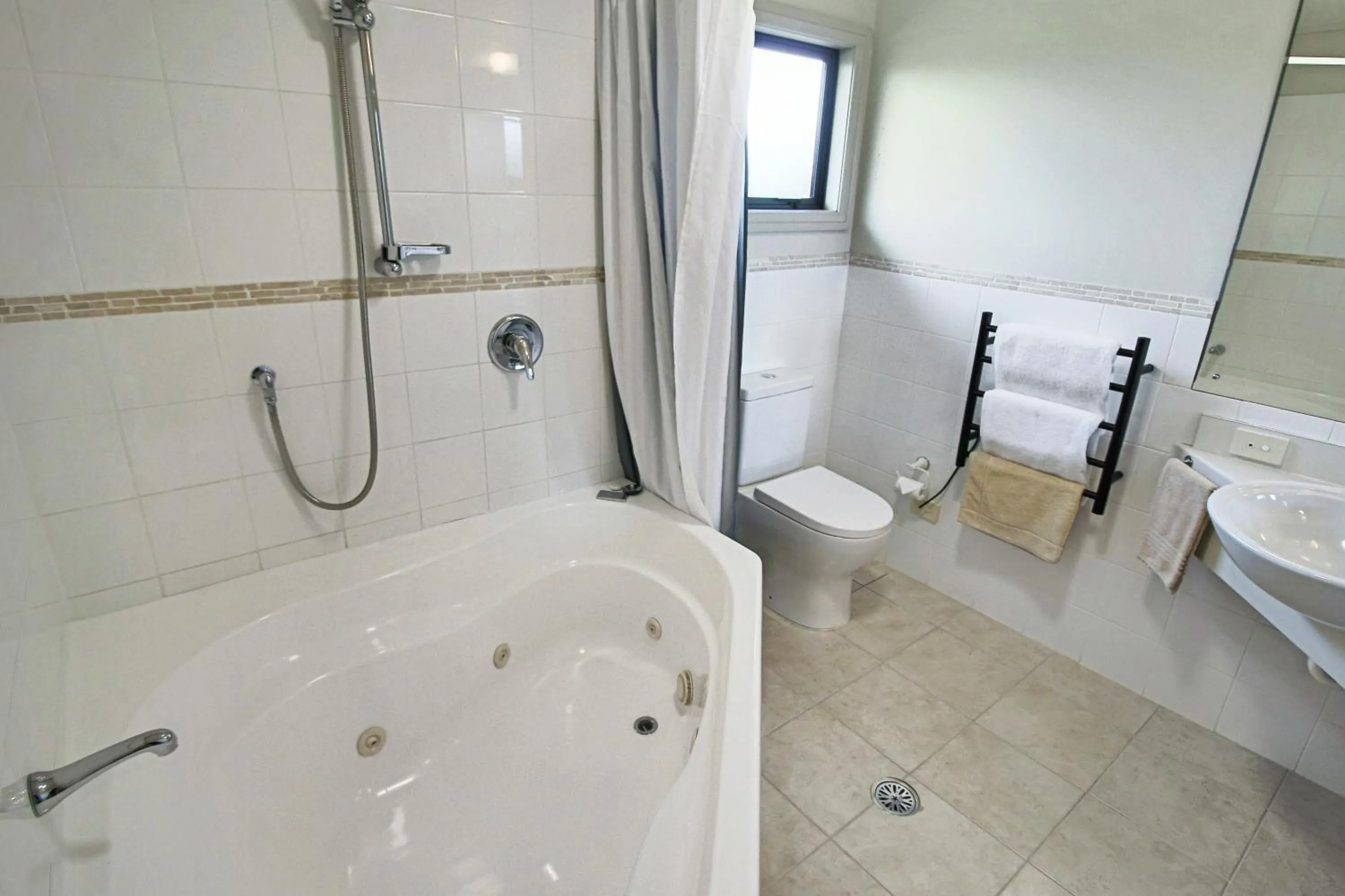 Shower in Whangaparaoa Lodge