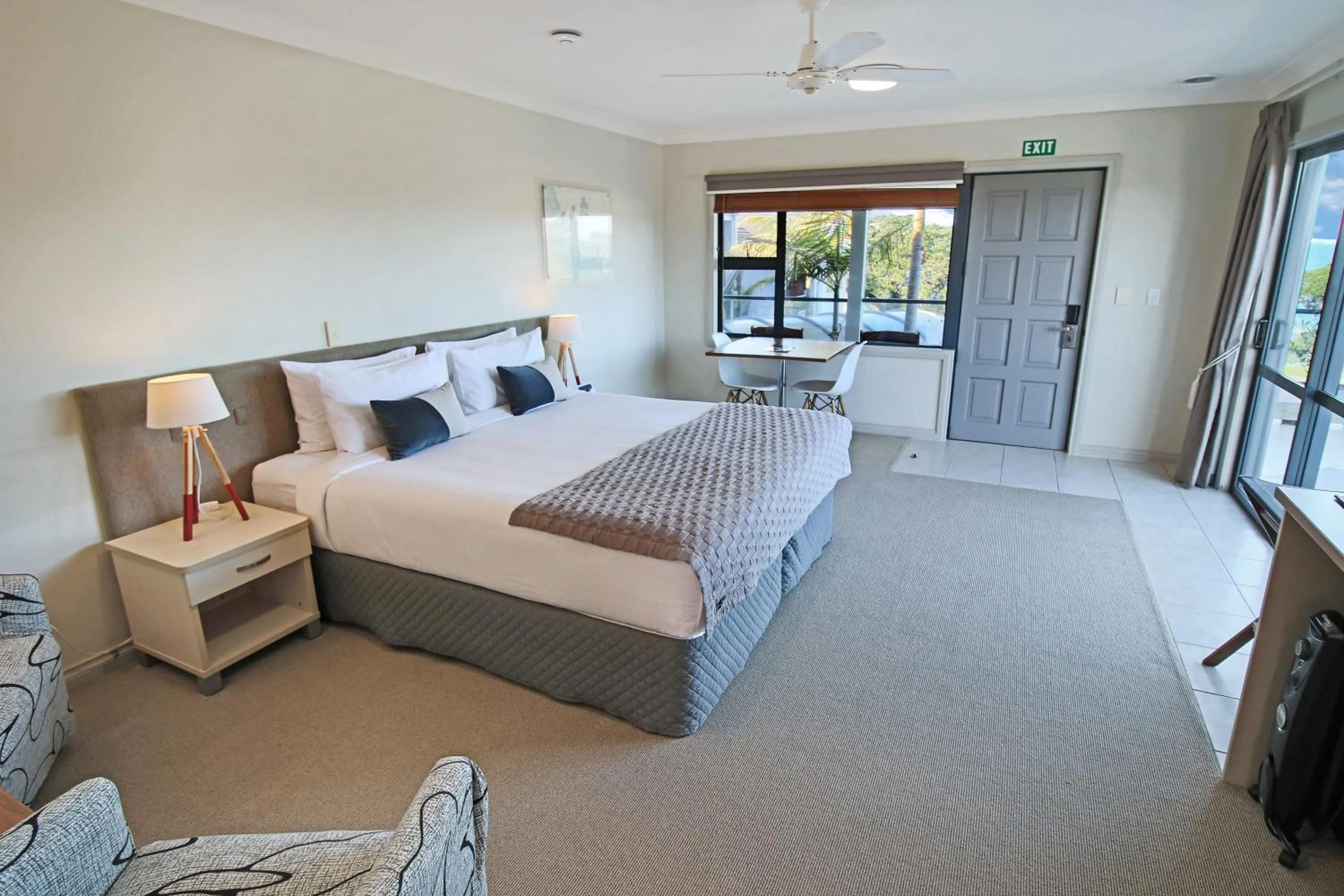 Bed in Whangaparaoa Lodge