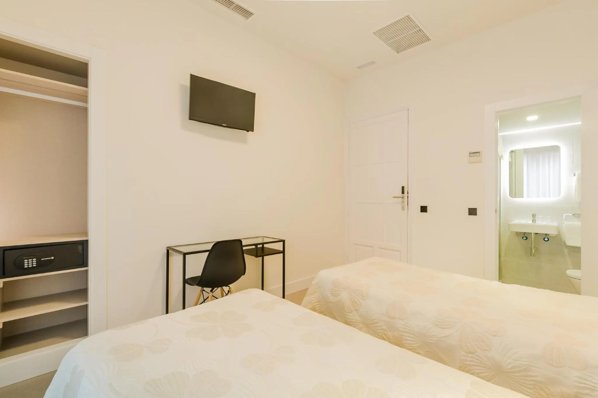 Bed in Hostal Excelsior