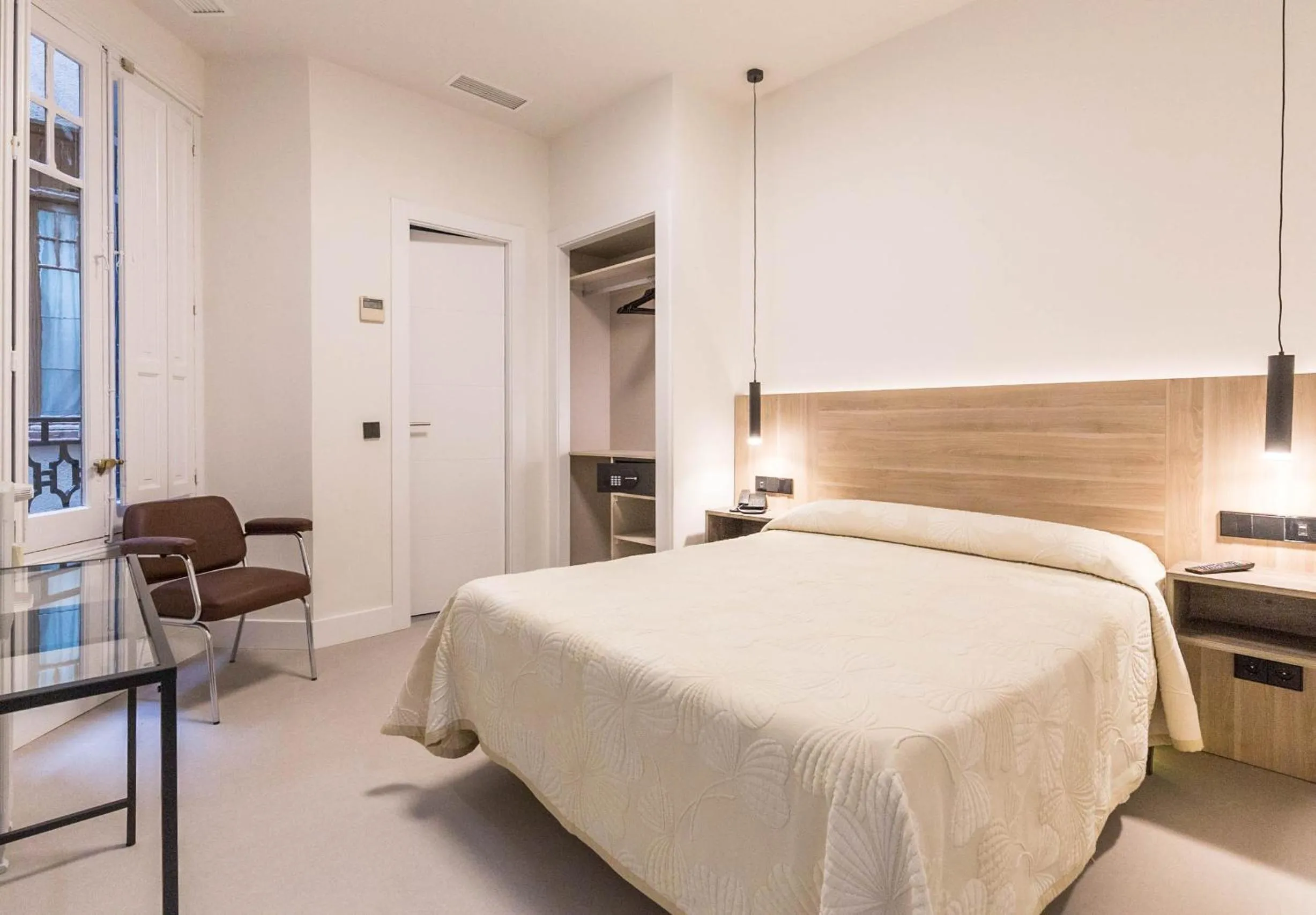 Photo of the whole room, Bed in Hostal Excelsior