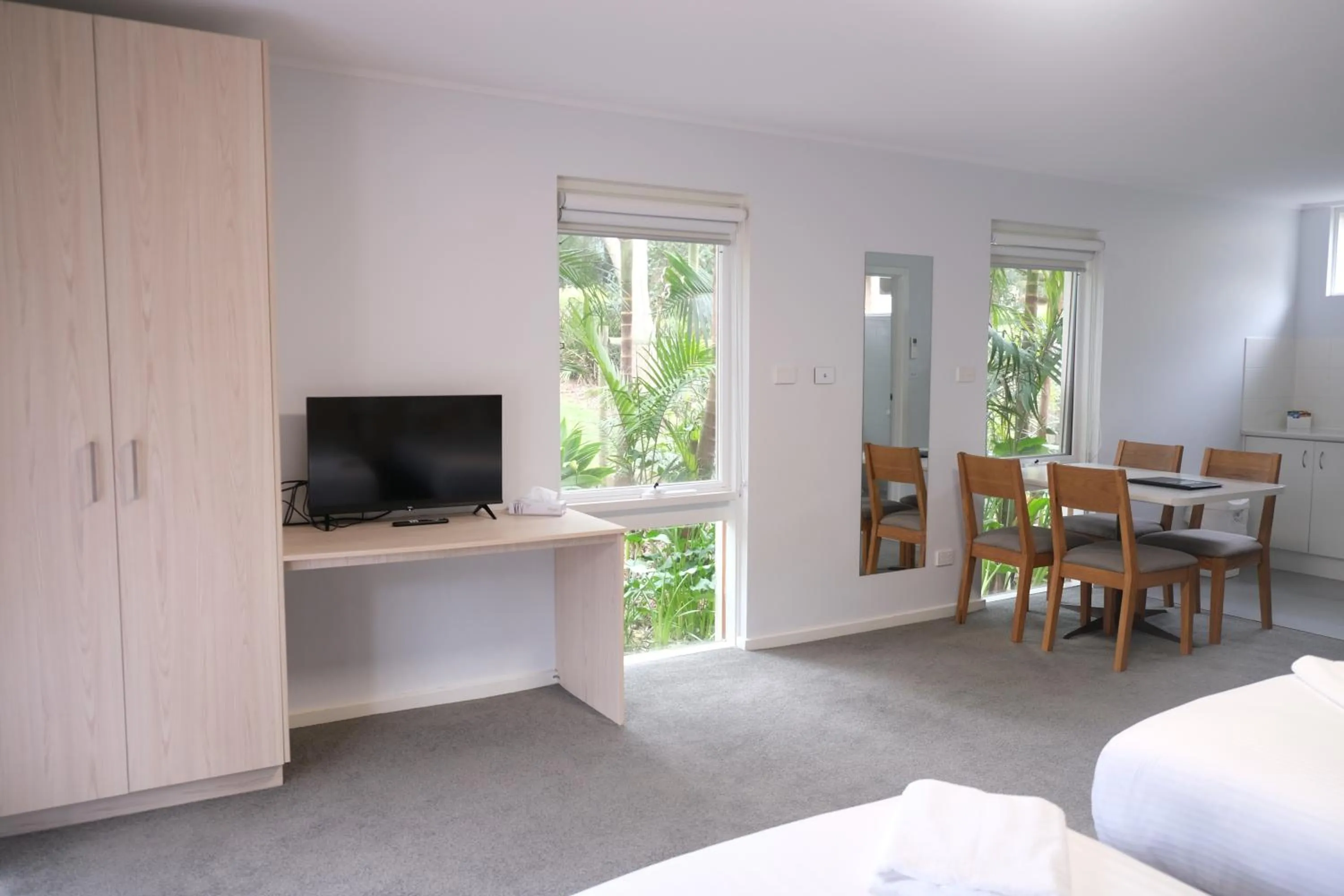 Dining area, Bed in Kaloha Holiday Resort Phillip Island