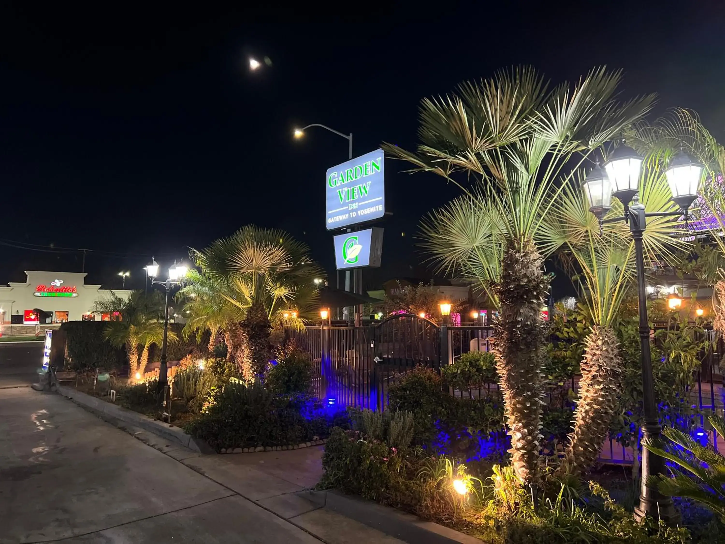 Pool View in Best Budget Inn Fresno Pool View in Best Budget Inn Fresno