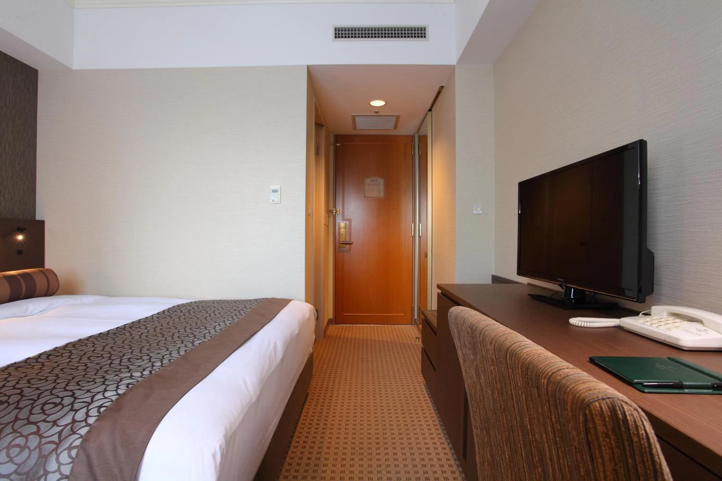 Photo of the whole room, Bed in Hotel Metropolitan Nagano