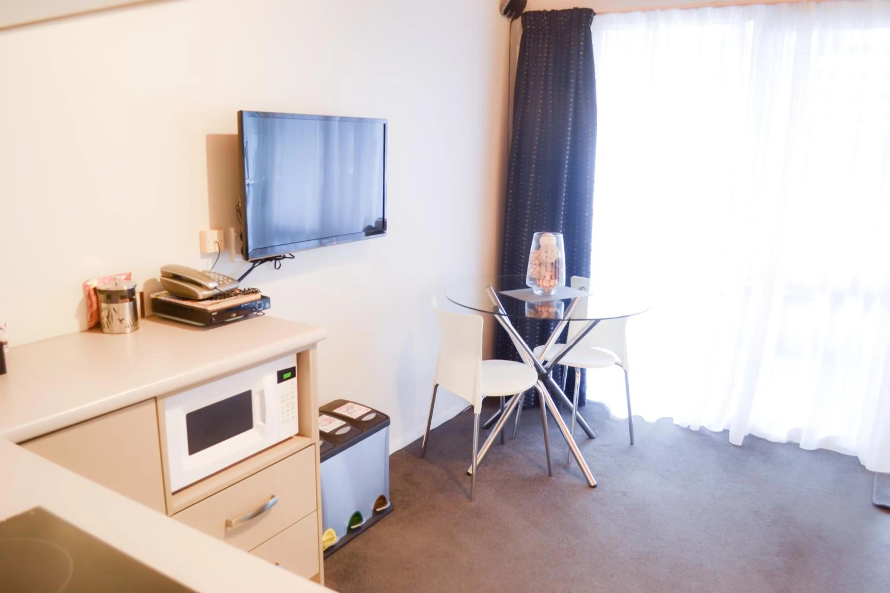 Dining area in Aspen on King