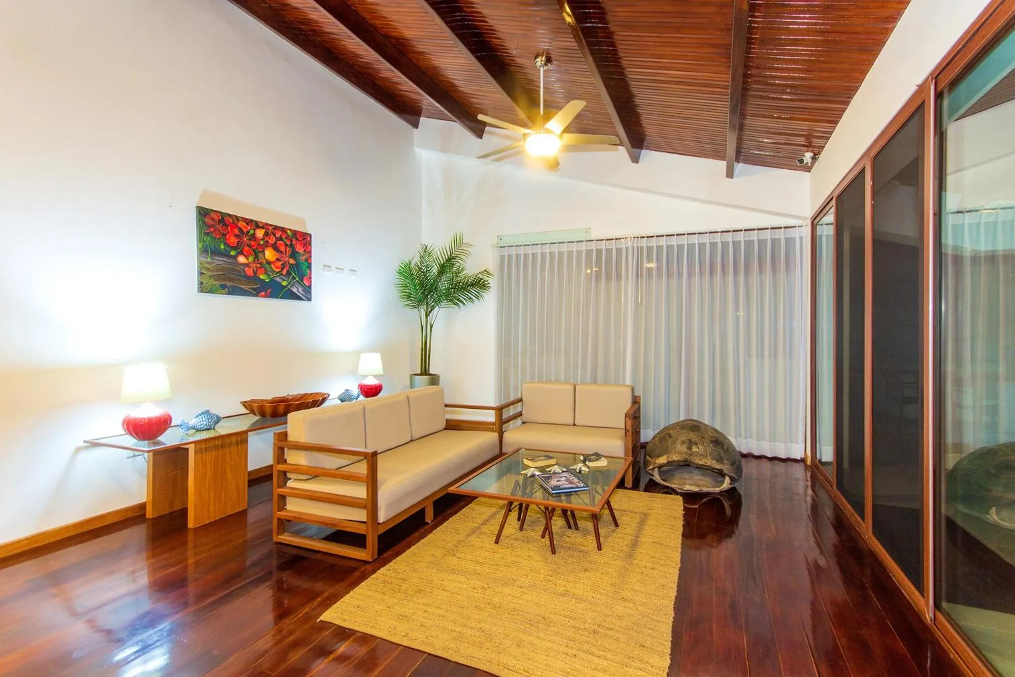 Communal lounge/ TV room in Hotel Acacia