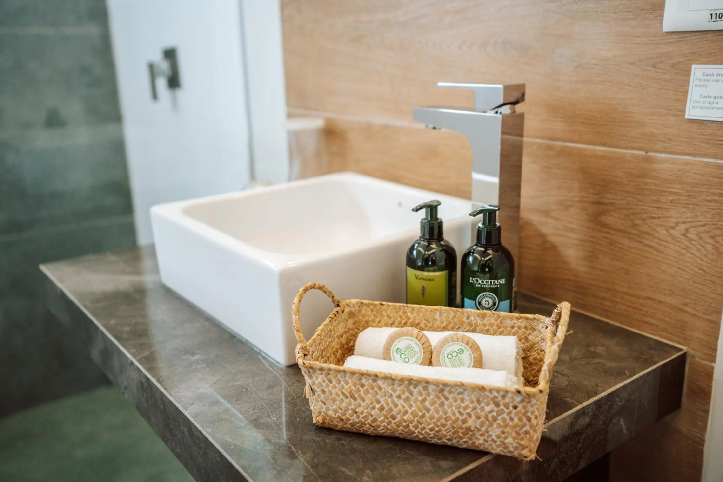 Bathroom in Hotel Acacia