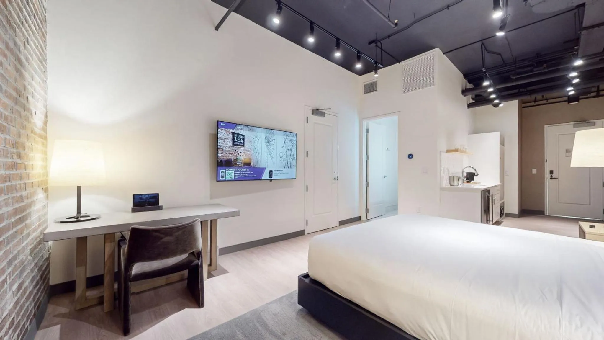 TV and multimedia, Bed in Studio 154 Hotel