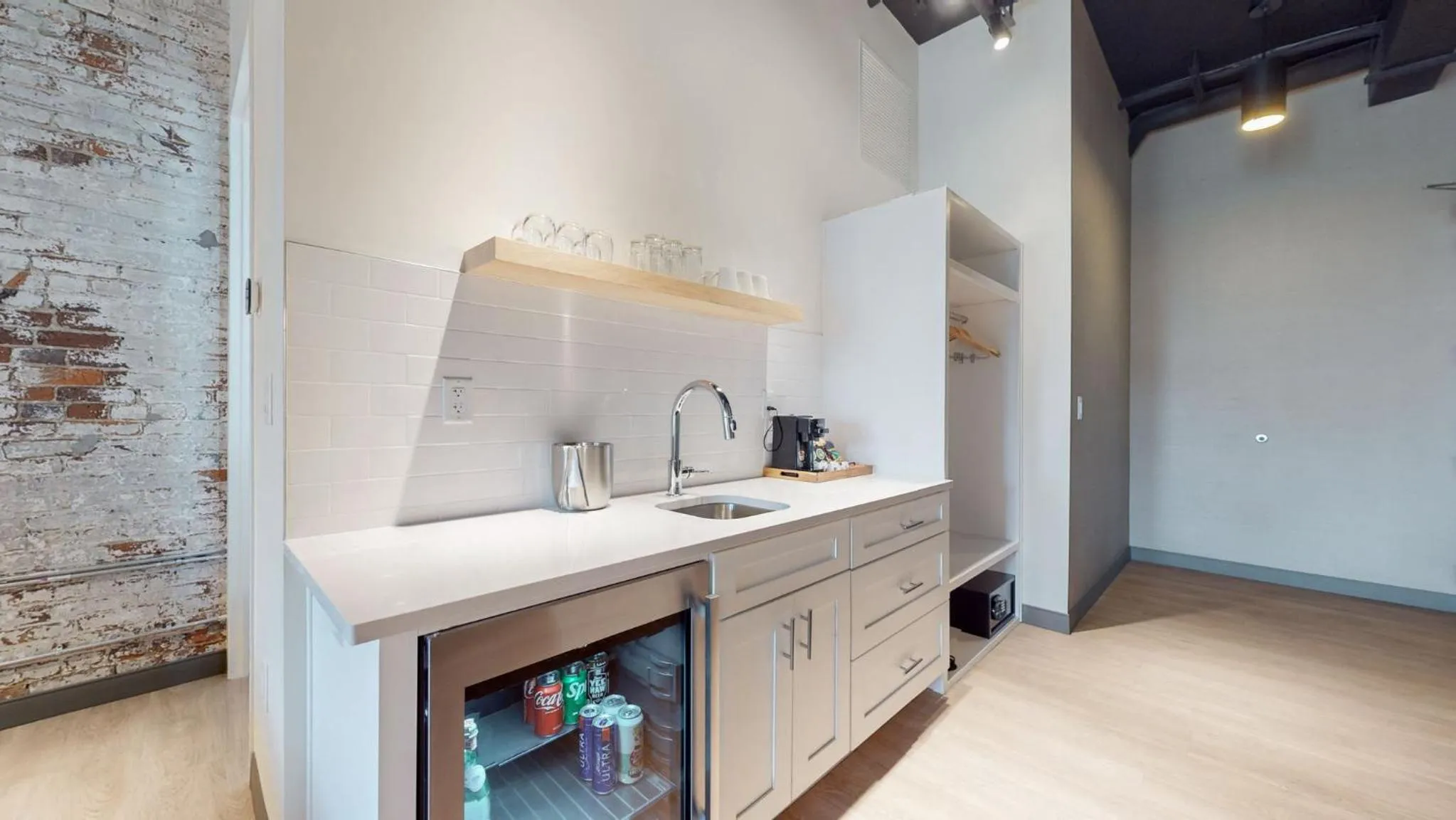 wardrobe in Studio 154 Hotel