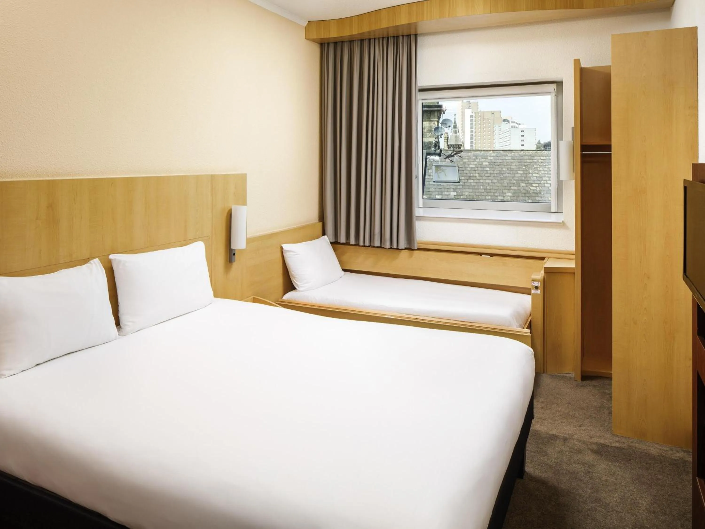 Bedroom, Bed in ibis Nottingham Centre