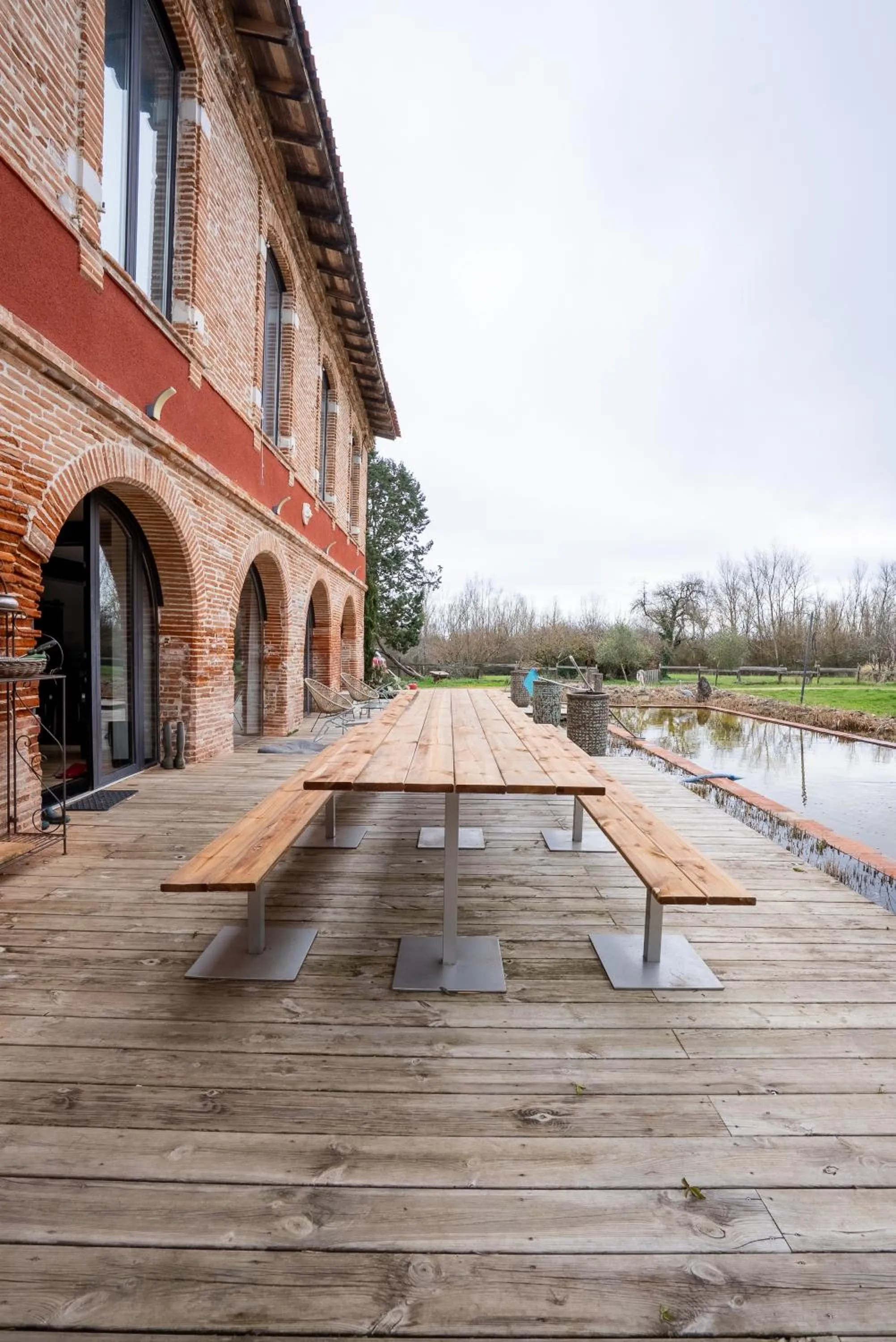 Patio in Château Fourclins Domaine privatif 15 personnes Parc & Bassin naturel Proche Toulouse