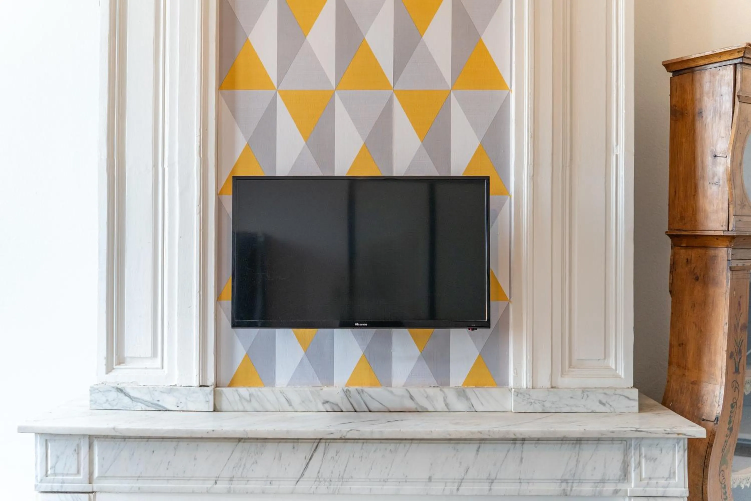 TV and multimedia in Château Fourclins Domaine privatif 15 personnes Parc & Bassin naturel Proche Toulouse