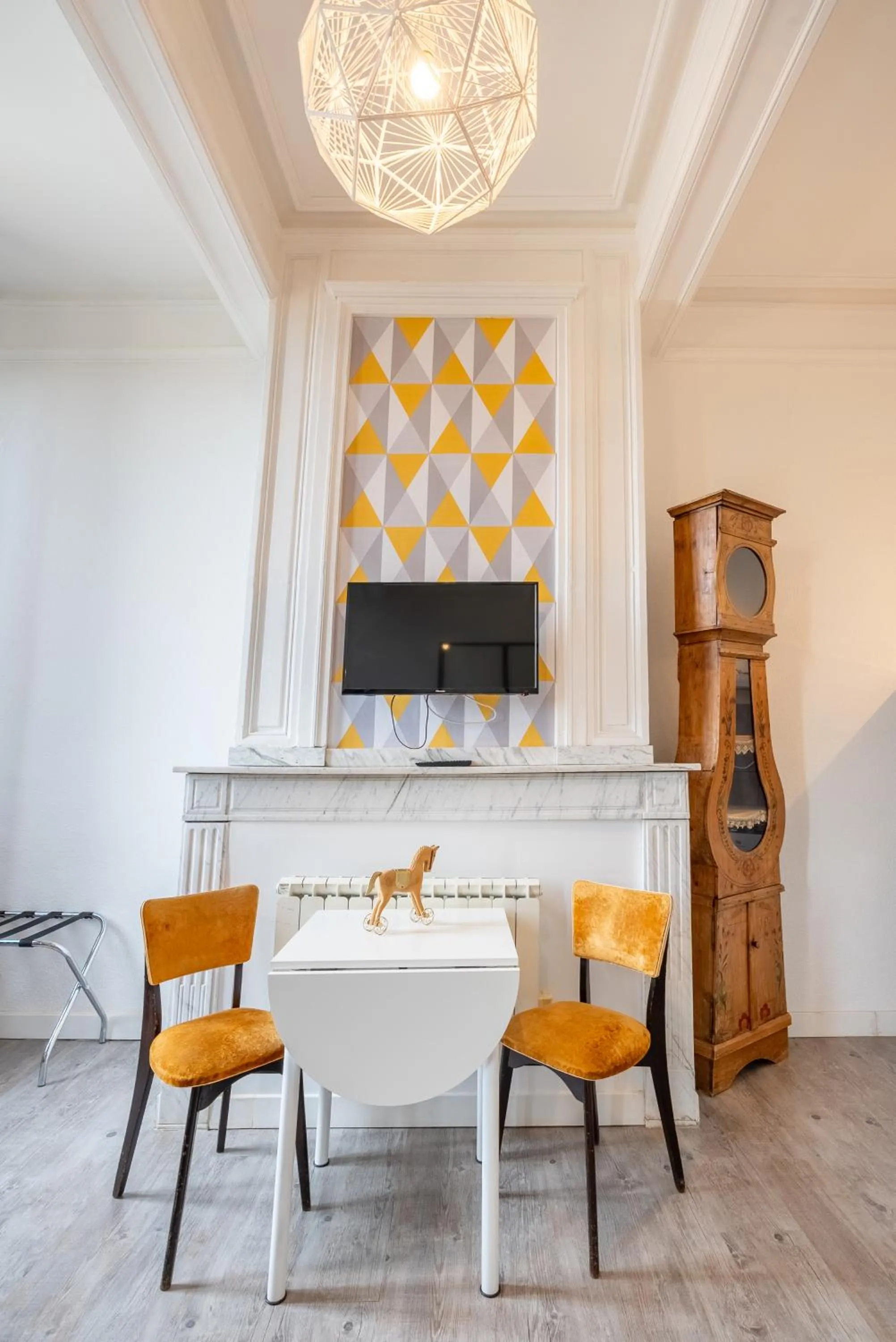 TV and multimedia in Château Fourclins Domaine privatif 15 personnes Parc & Bassin naturel Proche Toulouse