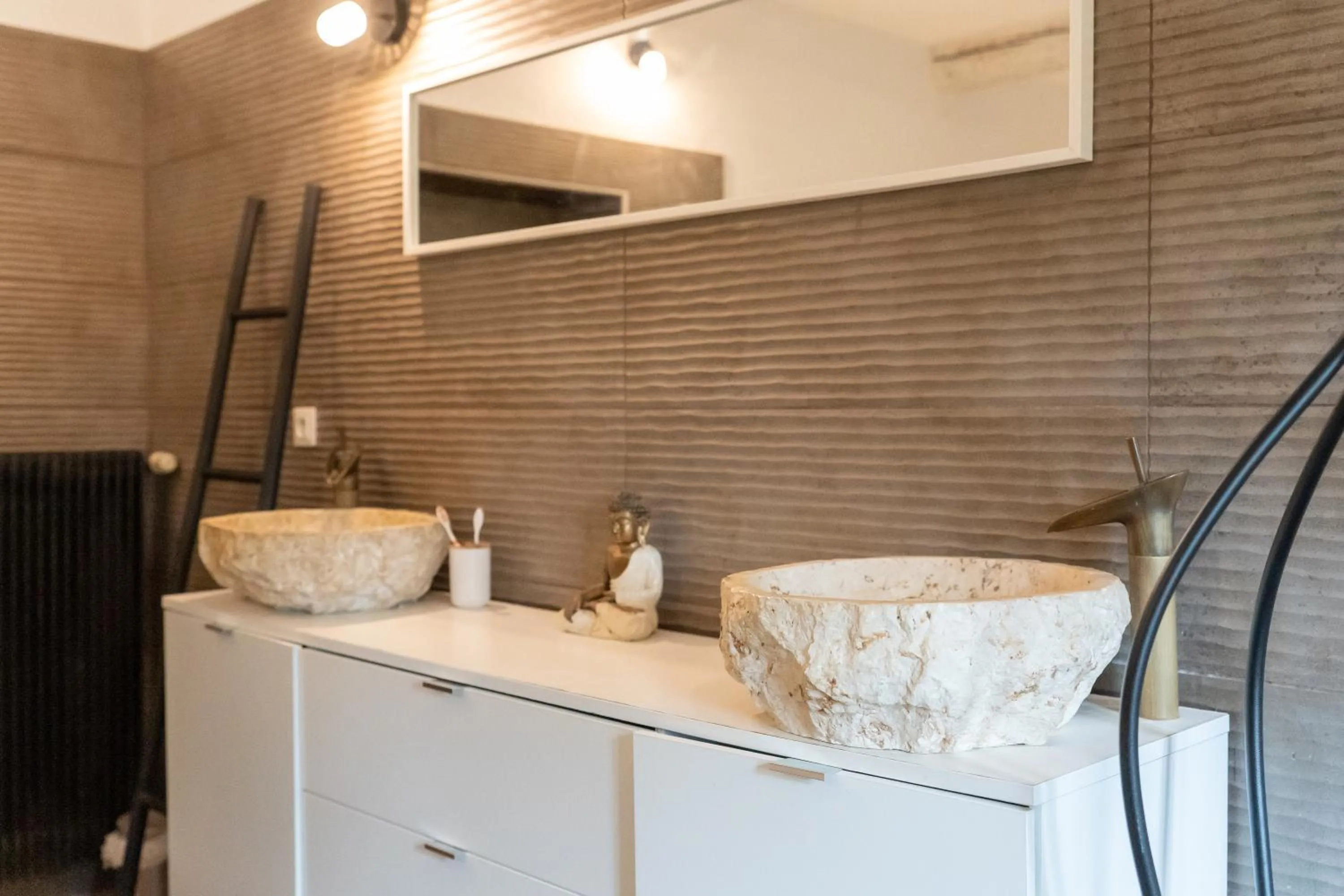 Bathroom in Château Fourclins Domaine privatif 15 personnes Parc & Bassin naturel Proche Toulouse