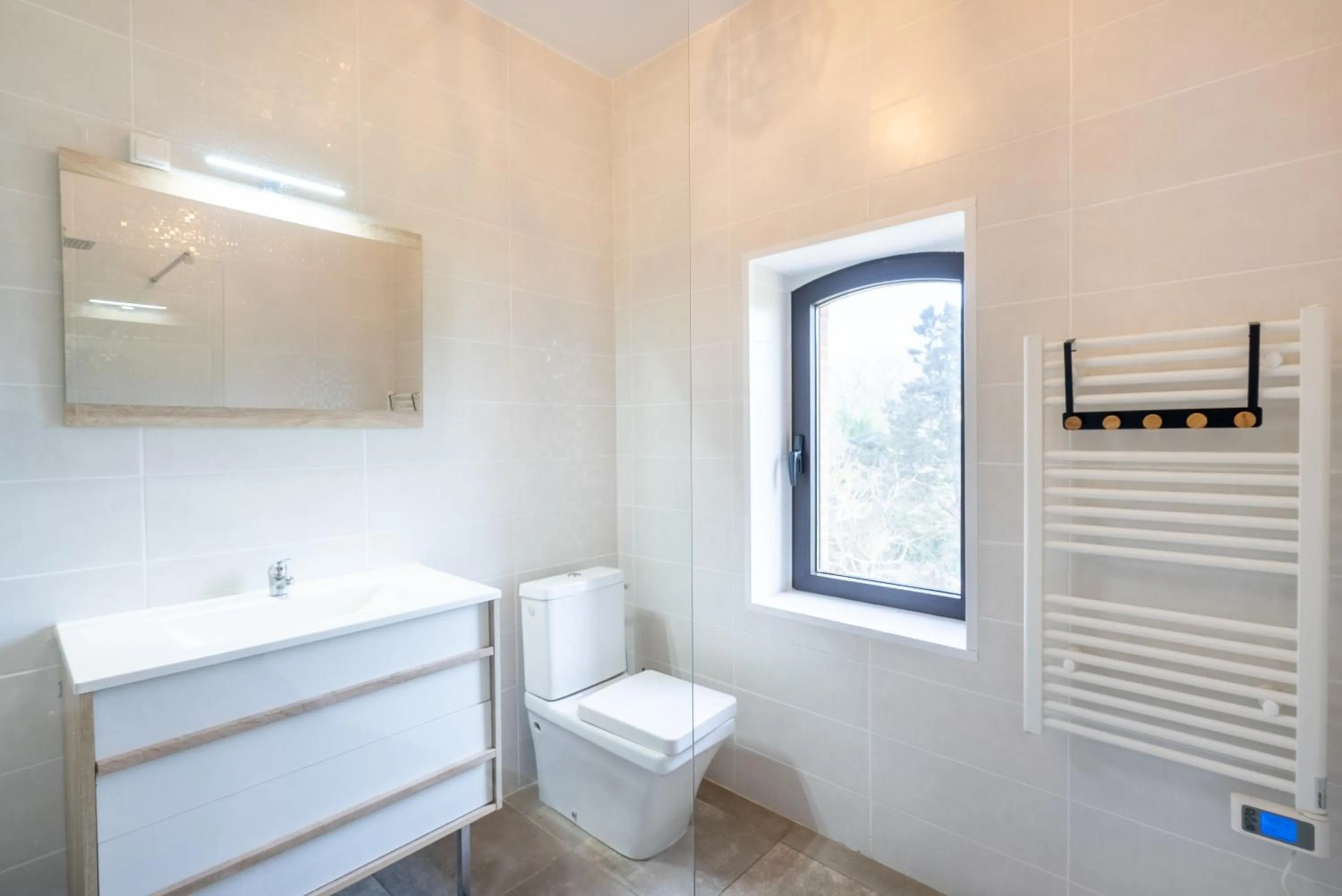 Toilet in Château Fourclins Domaine privatif 15 personnes Parc & Bassin naturel Proche Toulouse