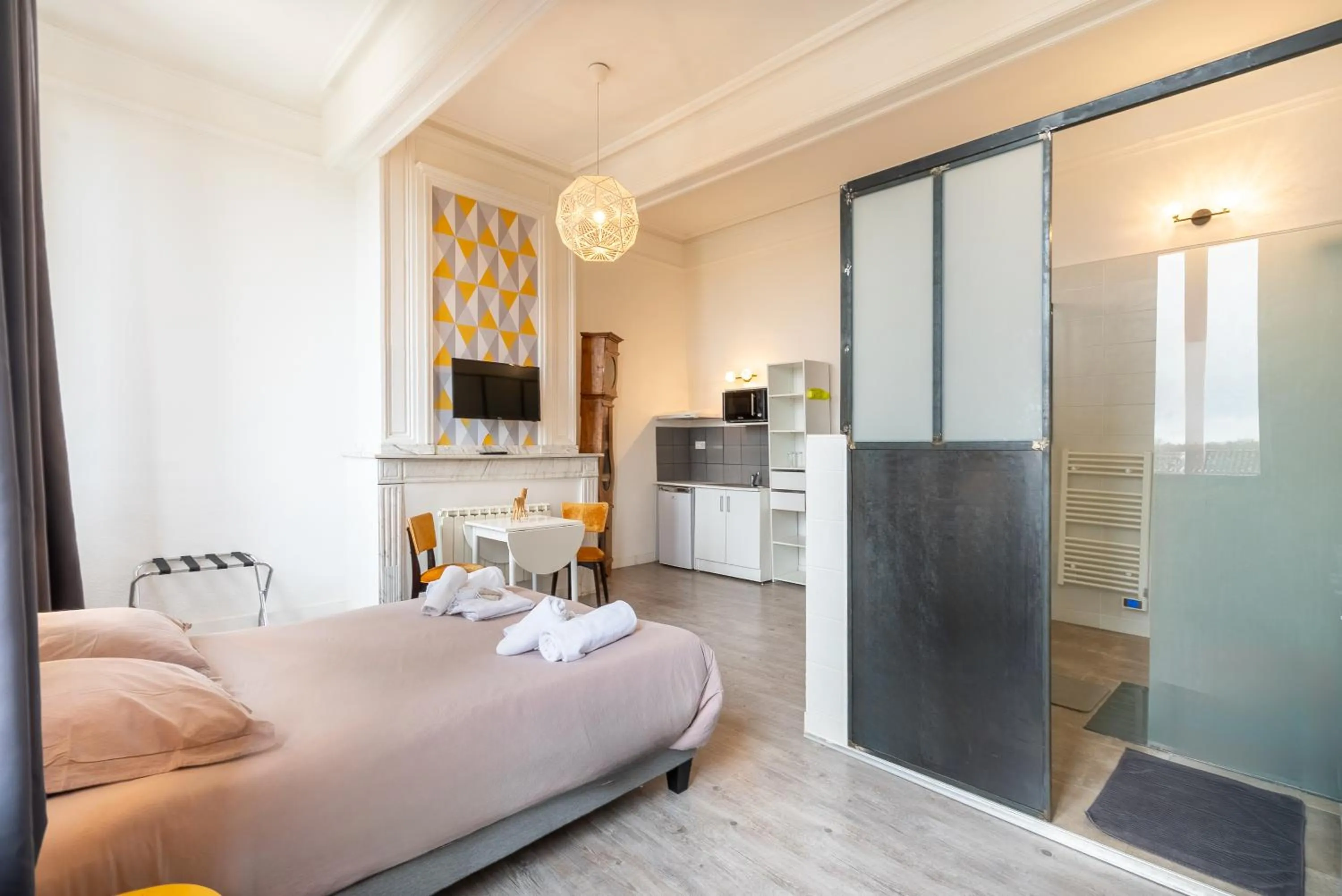 Bed in Château Fourclins Domaine privatif 15 personnes Parc & Bassin naturel Proche Toulouse