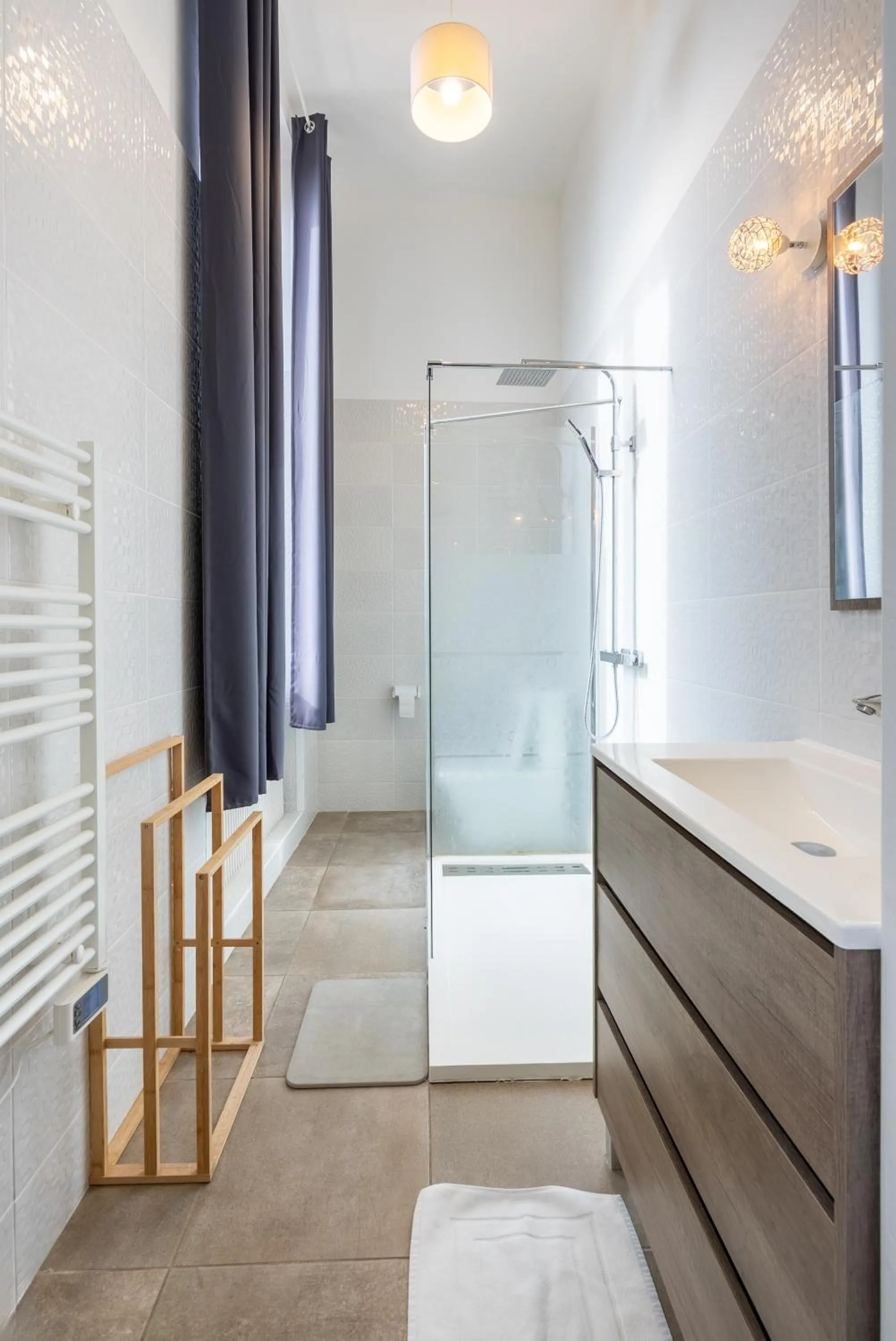 Shower in Château Fourclins Domaine privatif 15 personnes Parc & Bassin naturel Proche Toulouse