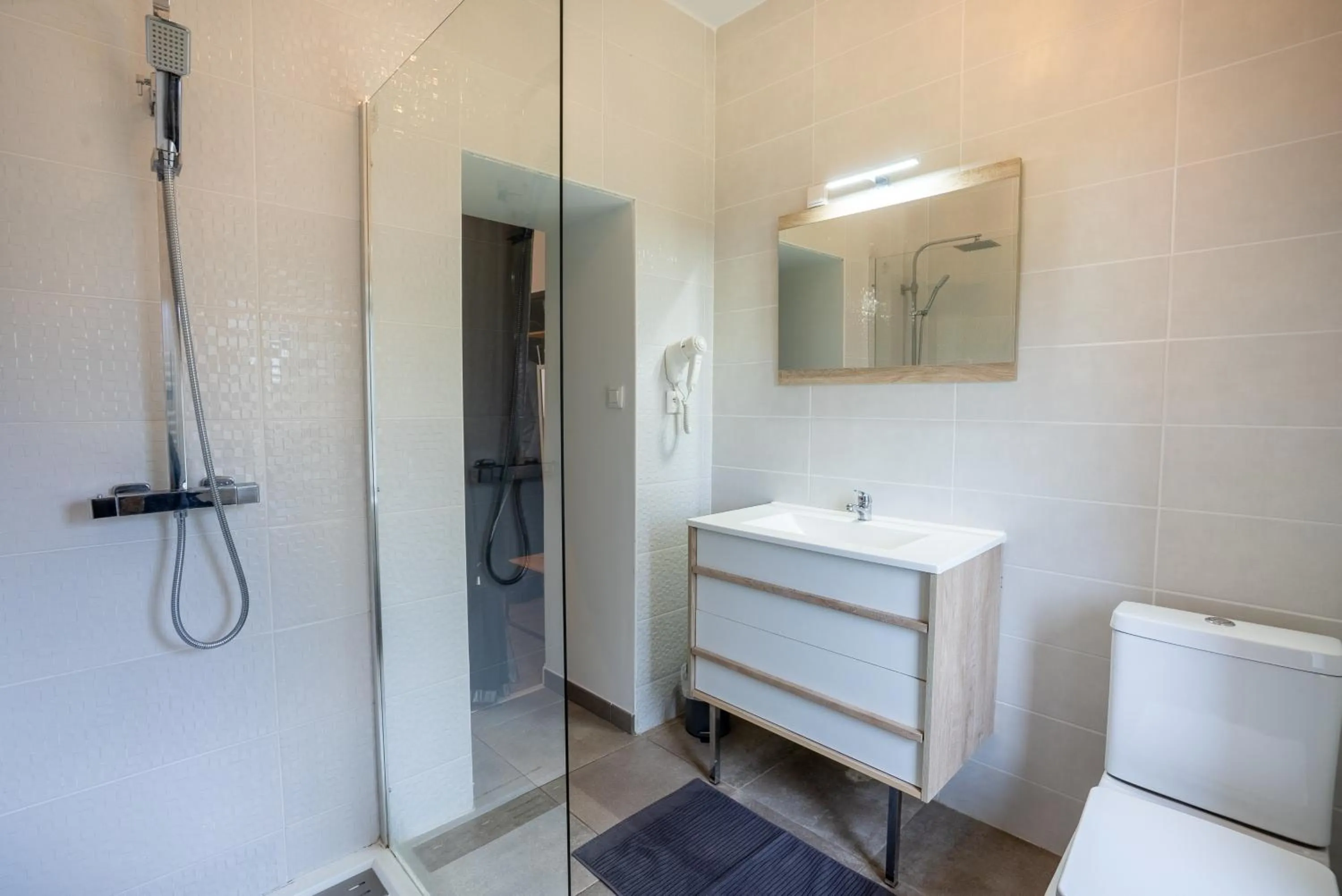 Shower in Château Fourclins Domaine privatif 15 personnes Parc & Bassin naturel Proche Toulouse