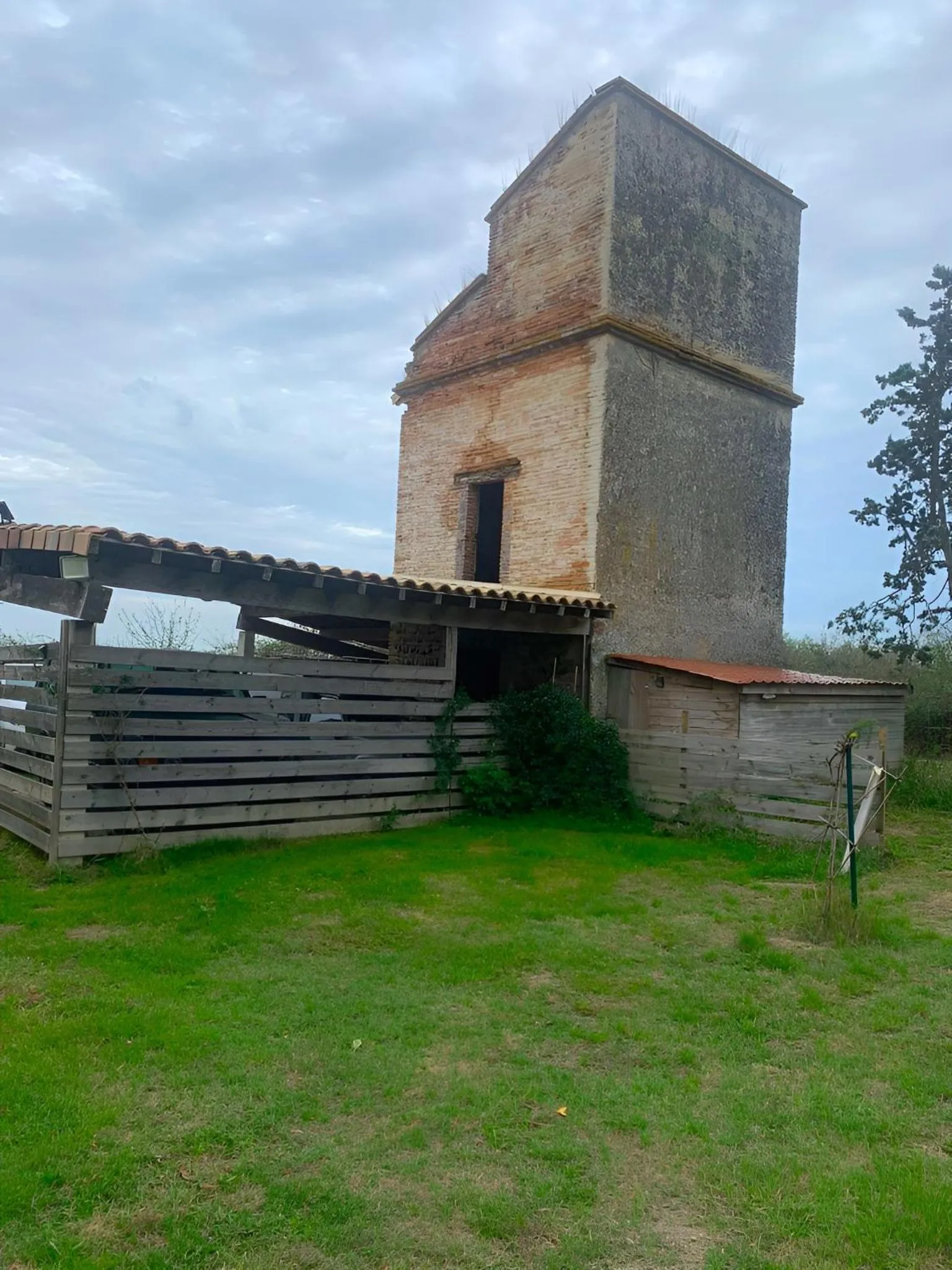 Property building in Château Fourclins Domaine privatif 15 personnes Parc & Bassin naturel Proche Toulouse