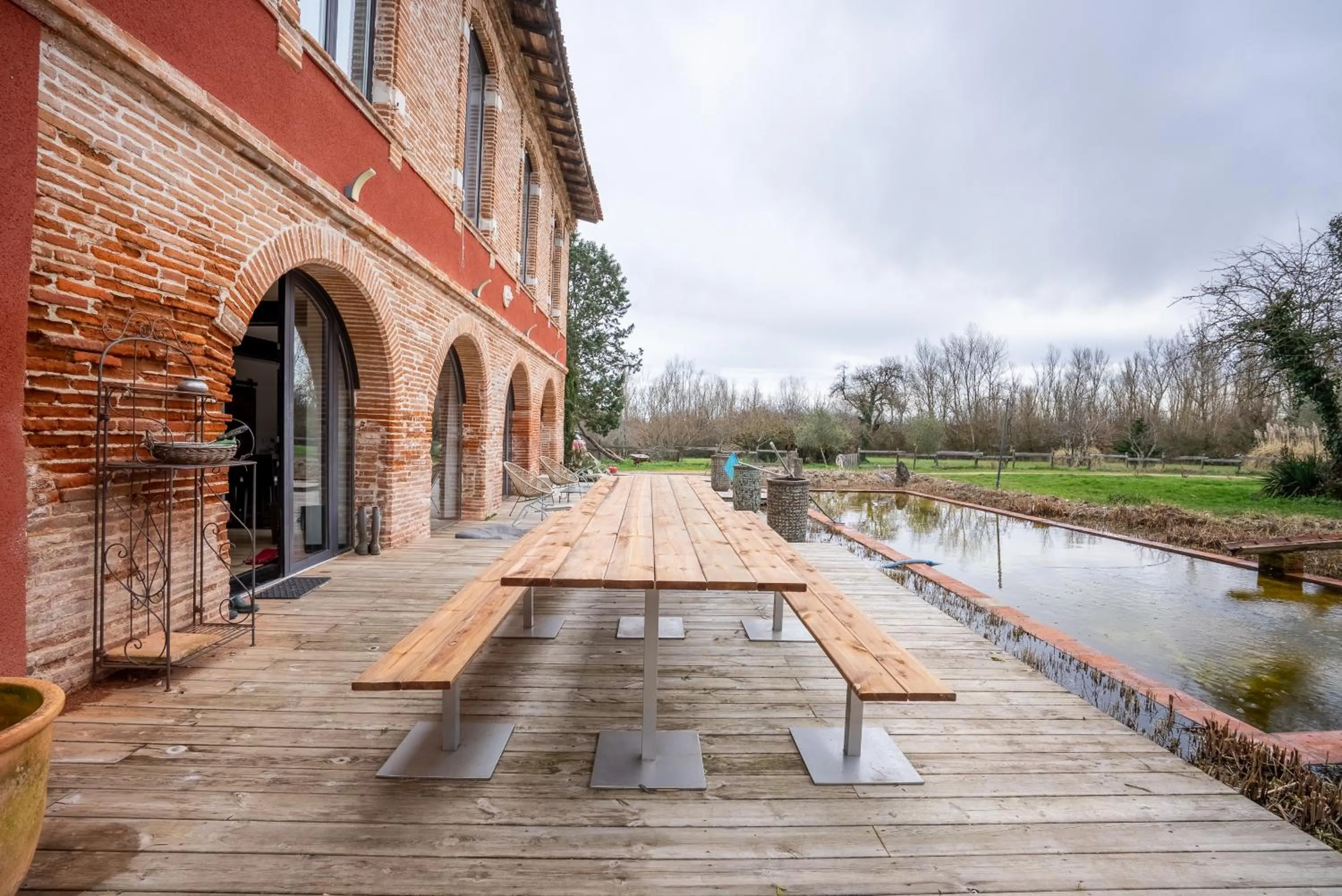 Property building in Château Fourclins Domaine privatif 15 personnes Parc & Bassin naturel Proche Toulouse