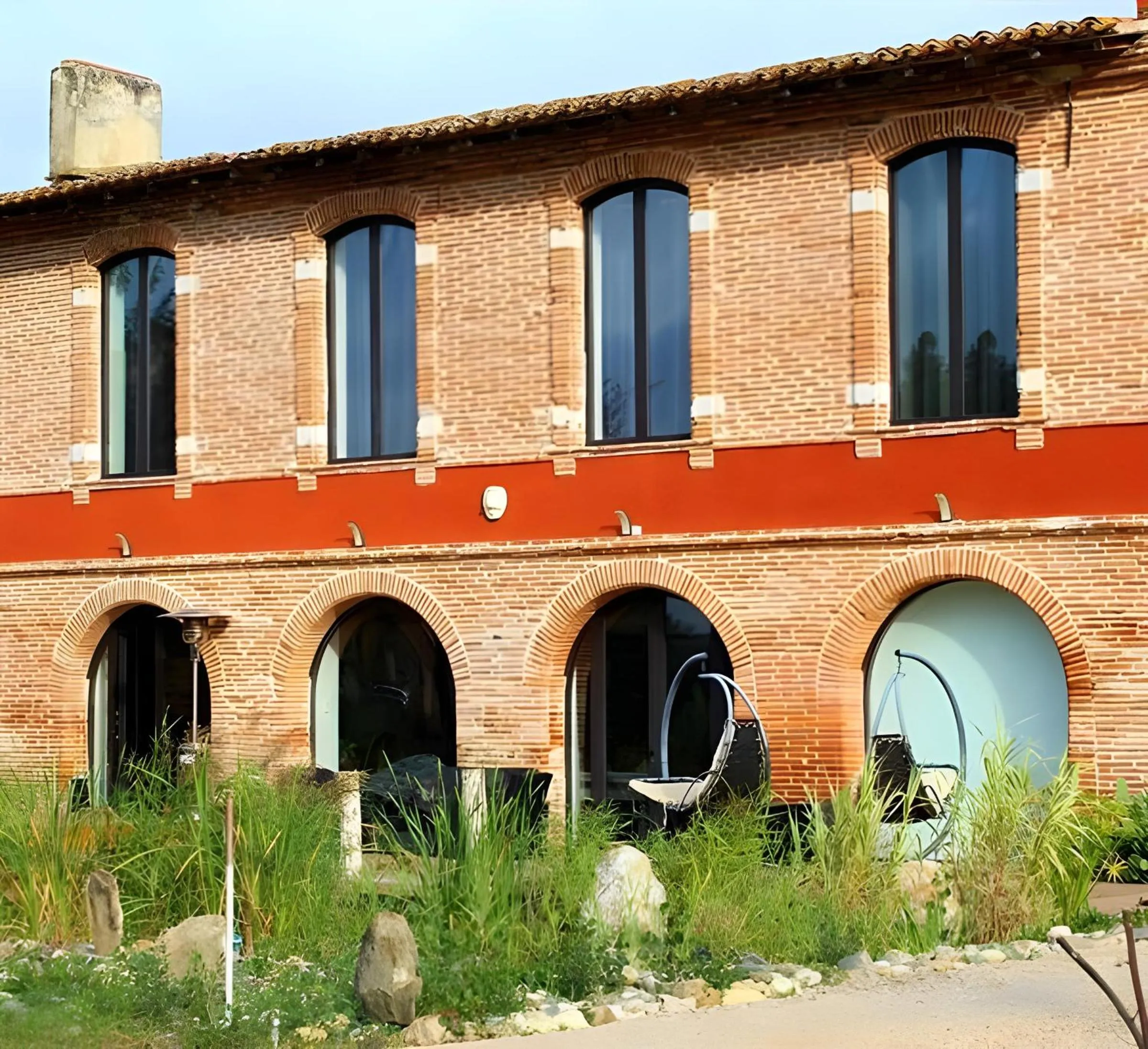 Property building in Château Fourclins Domaine privatif 15 personnes Parc & Bassin naturel Proche Toulouse