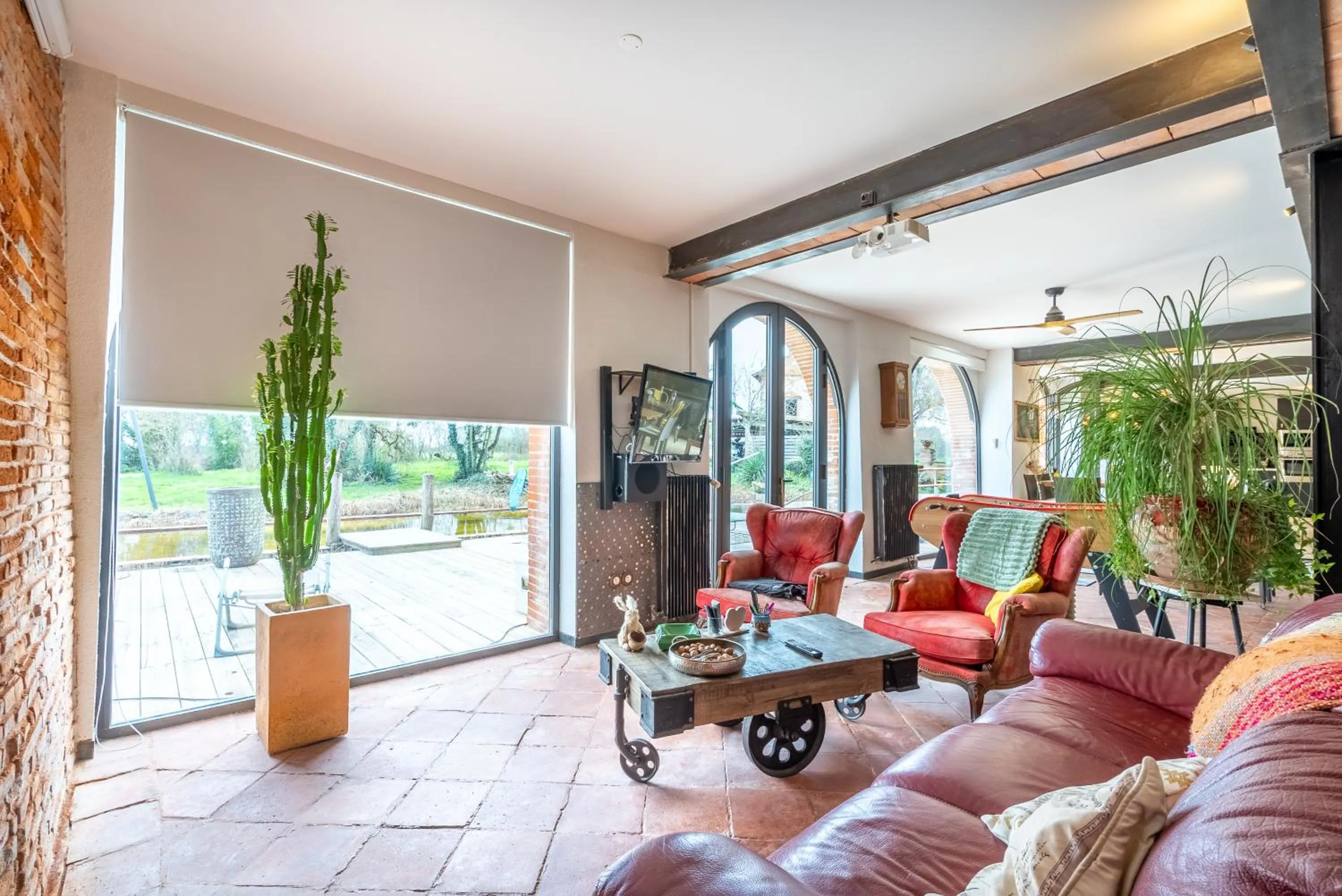 Communal lounge/ TV room in Château Fourclins Domaine privatif 15 personnes Parc & Bassin naturel Proche Toulouse