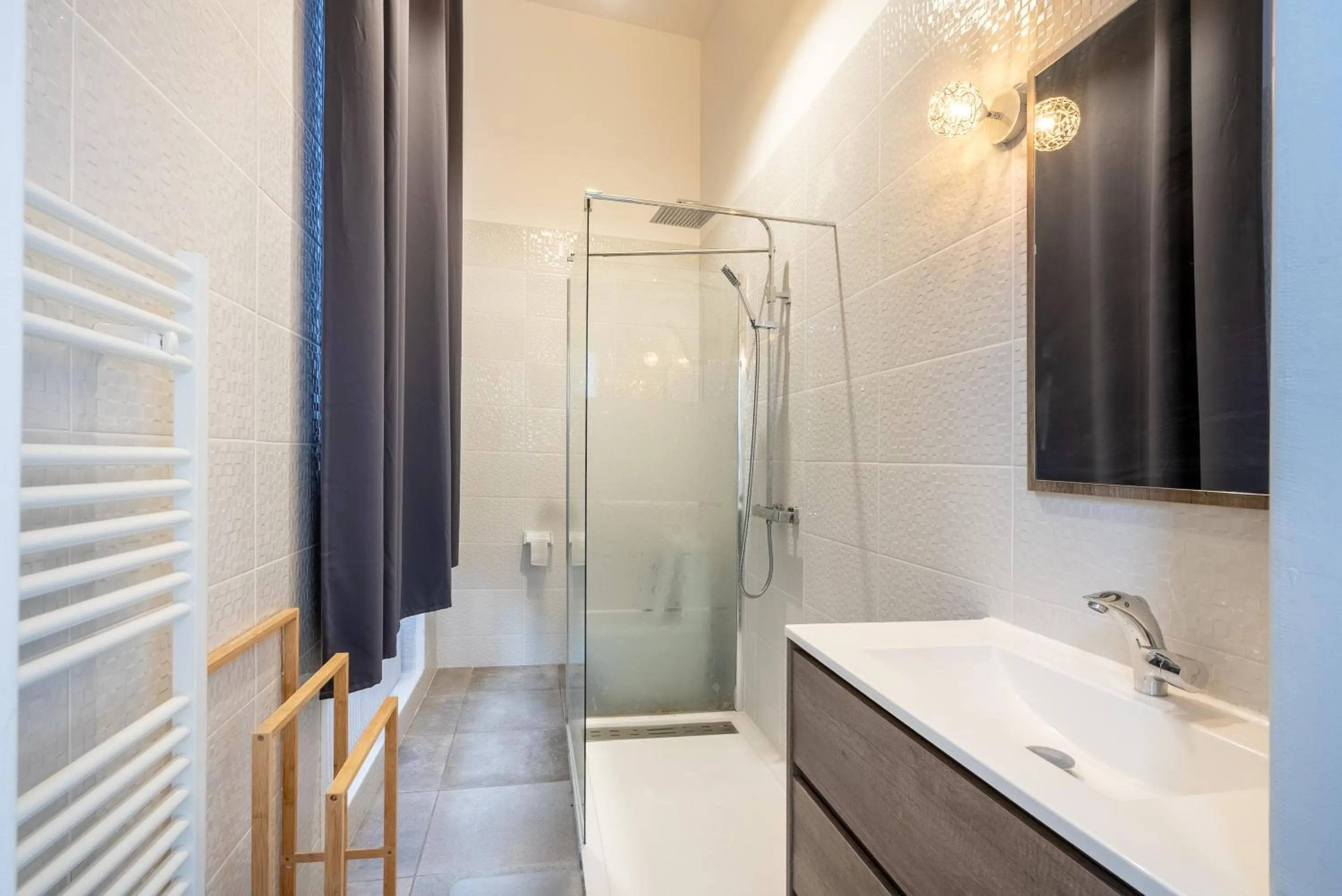 Shower in Château Fourclins Domaine privatif 15 personnes Parc & Bassin naturel Proche Toulouse