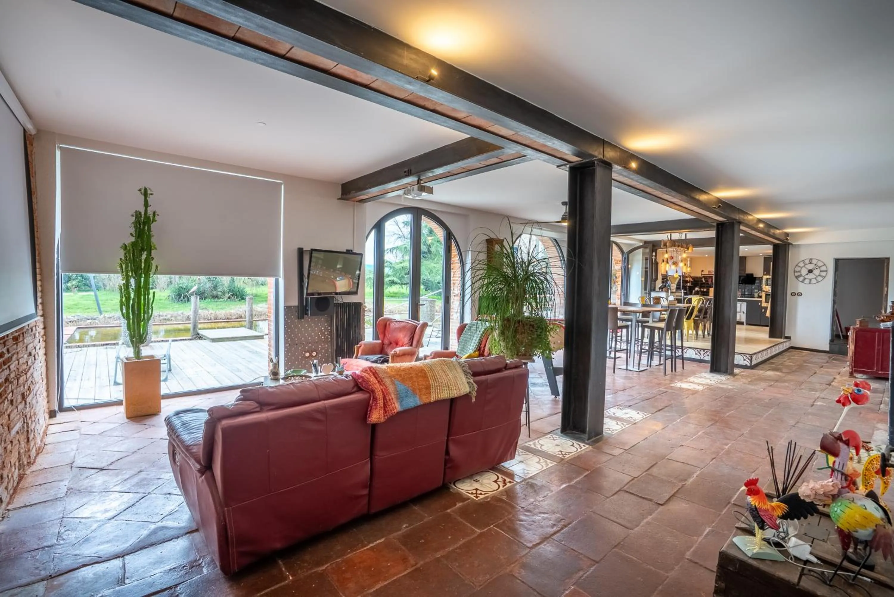 Communal lounge/ TV room in Château Fourclins Domaine privatif 15 personnes Parc & Bassin naturel Proche Toulouse