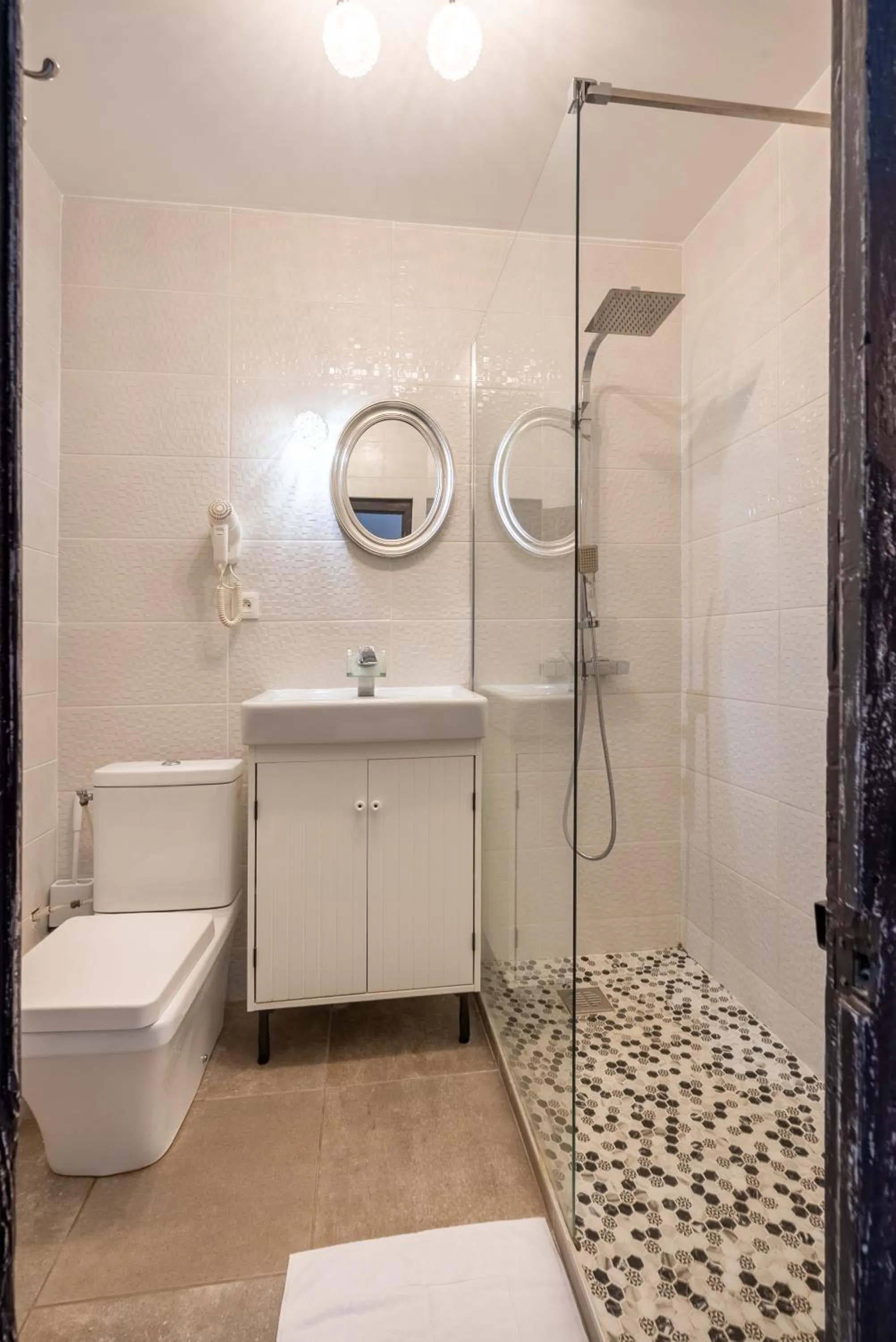 Shower in Château Fourclins Domaine privatif 15 personnes Parc & Bassin naturel Proche Toulouse