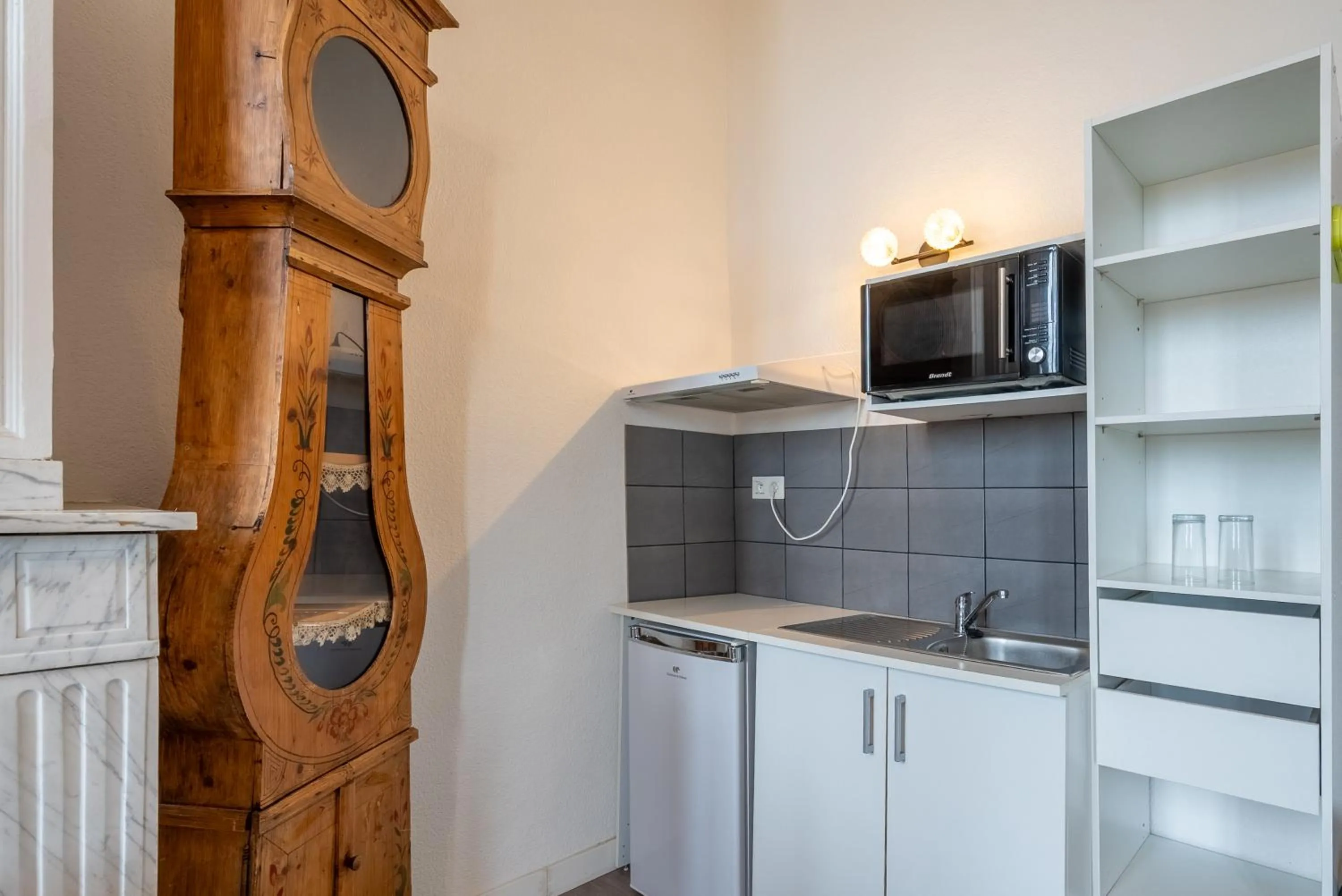 Kitchen or kitchenette in Château Fourclins Domaine privatif 15 personnes Parc & Bassin naturel Proche Toulouse