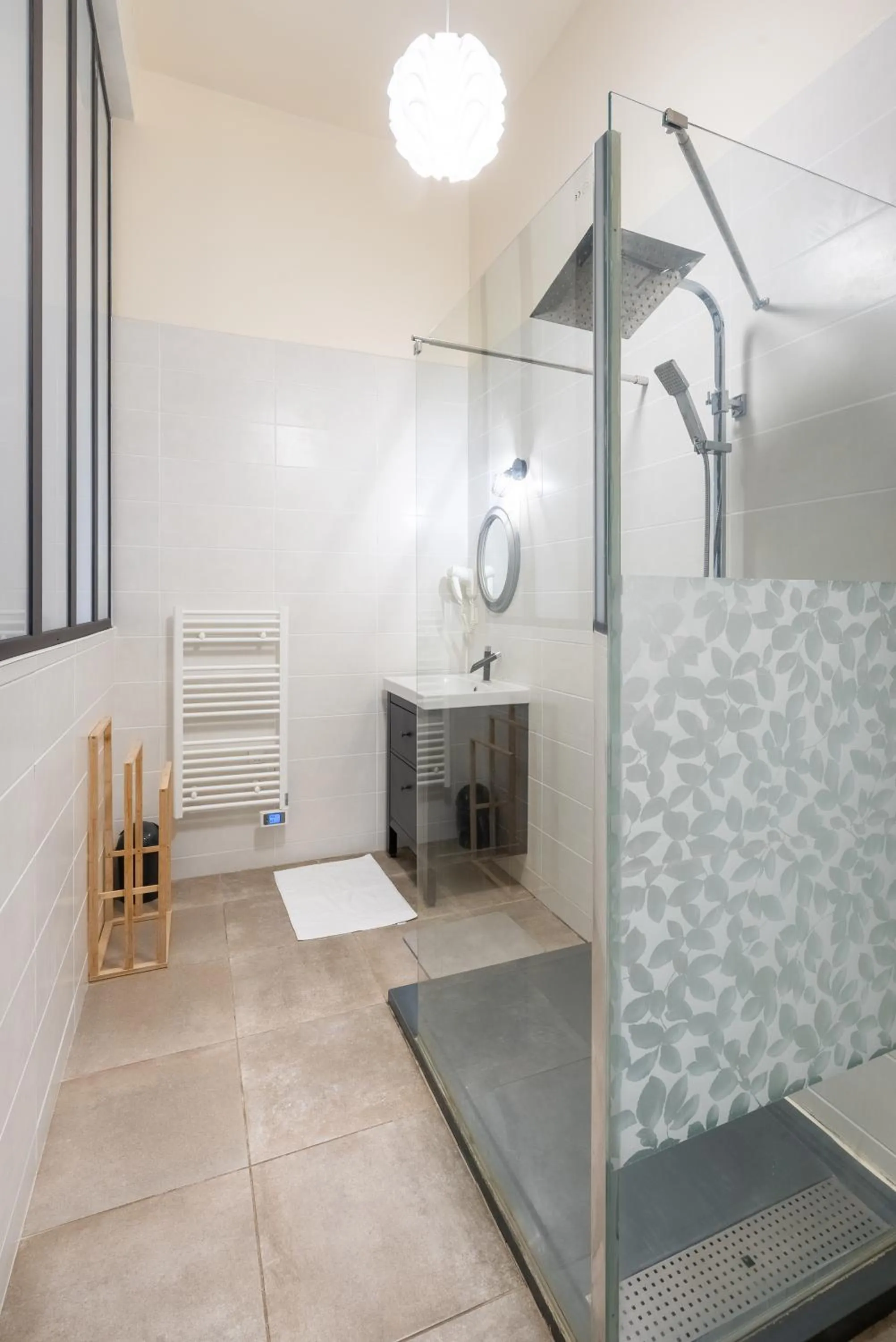 Shower in Château Fourclins Domaine privatif 15 personnes Parc & Bassin naturel Proche Toulouse