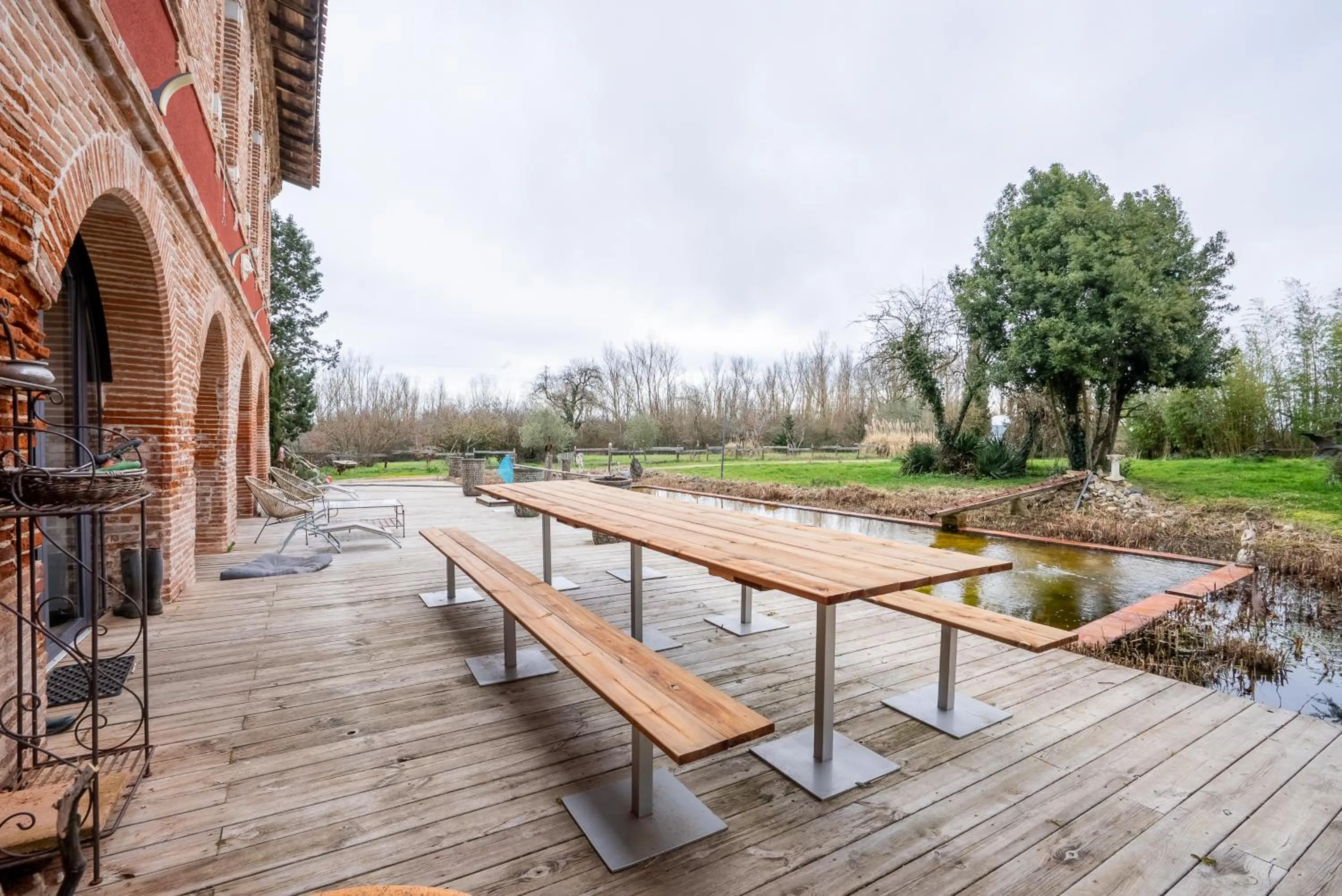 Patio in Château Fourclins Domaine privatif 15 personnes Parc & Bassin naturel Proche Toulouse