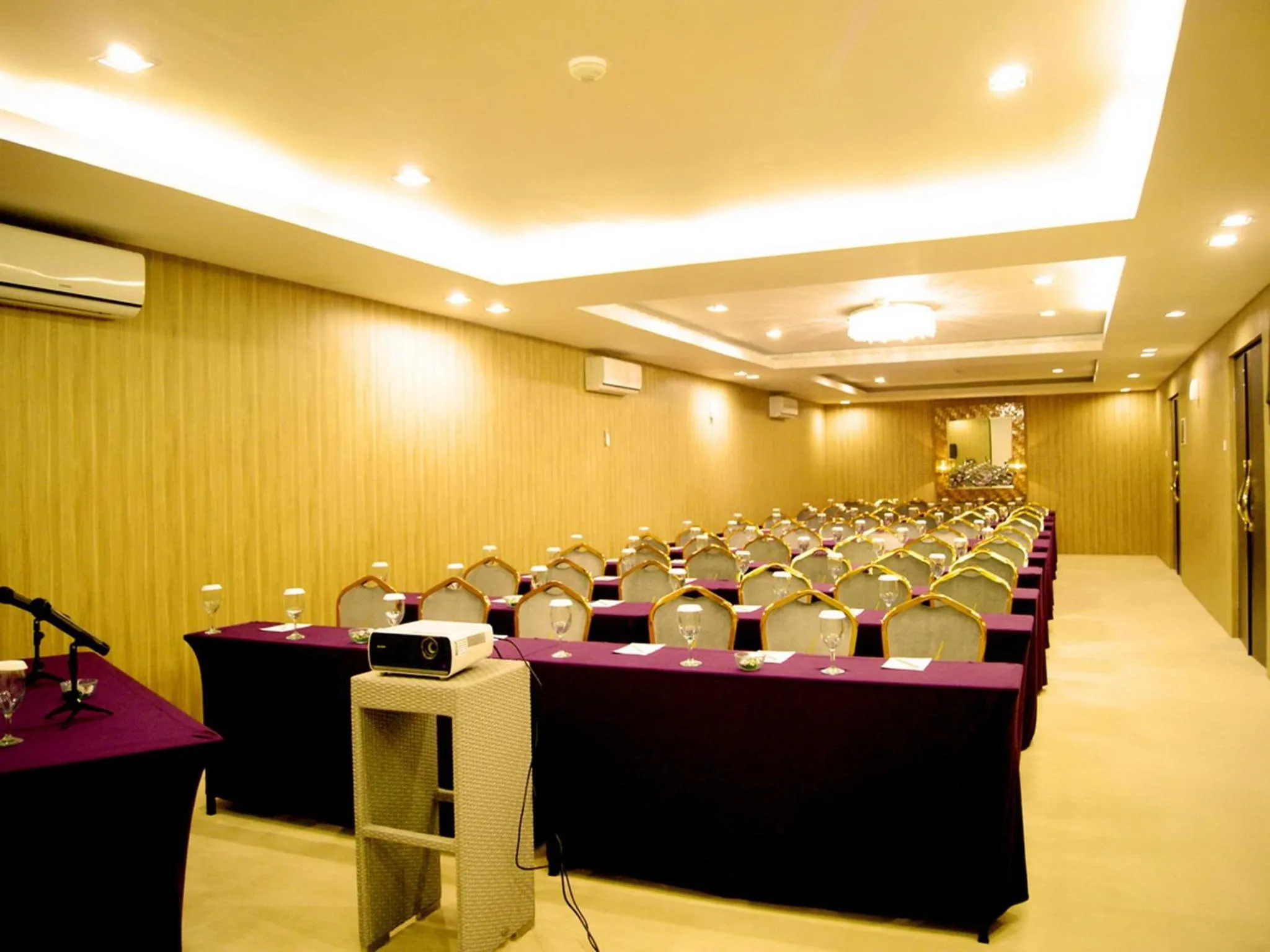 Business facilities in Amaroossa Suite Bali