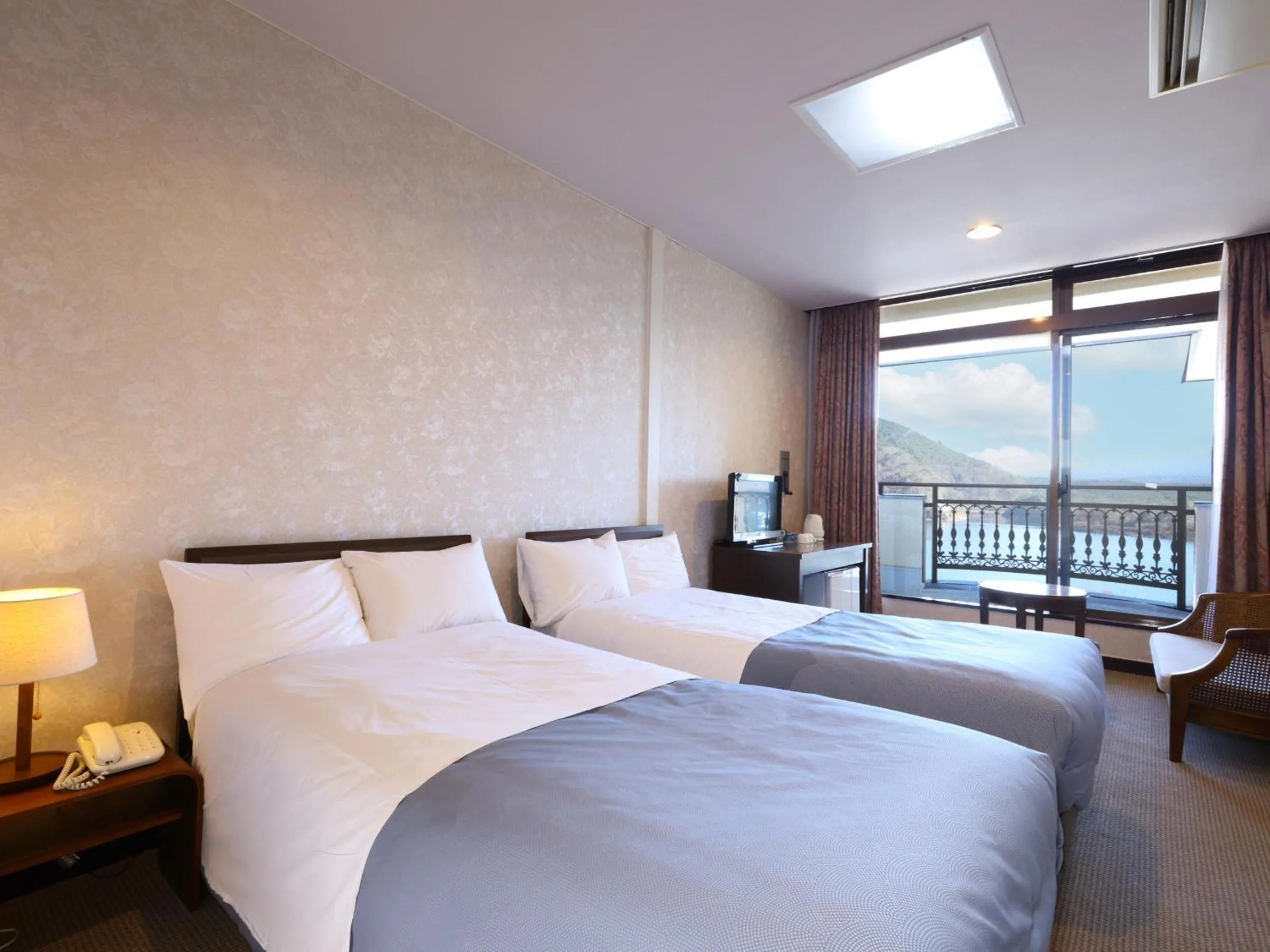 Photo of the whole room, Bed in Shoji Mount Hotel