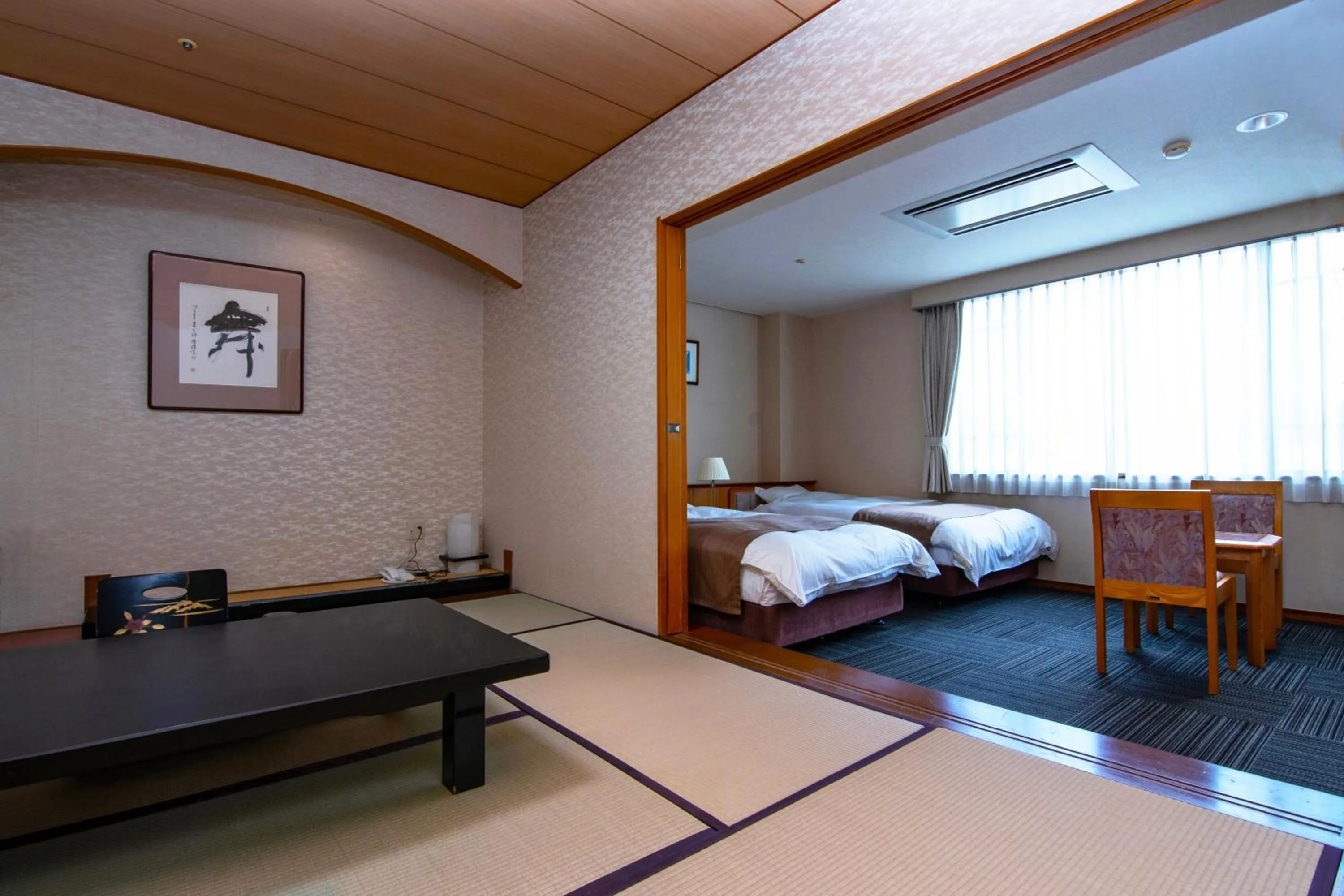 Photo of the whole room, Bed in Yufuin Hotel Shuhokan