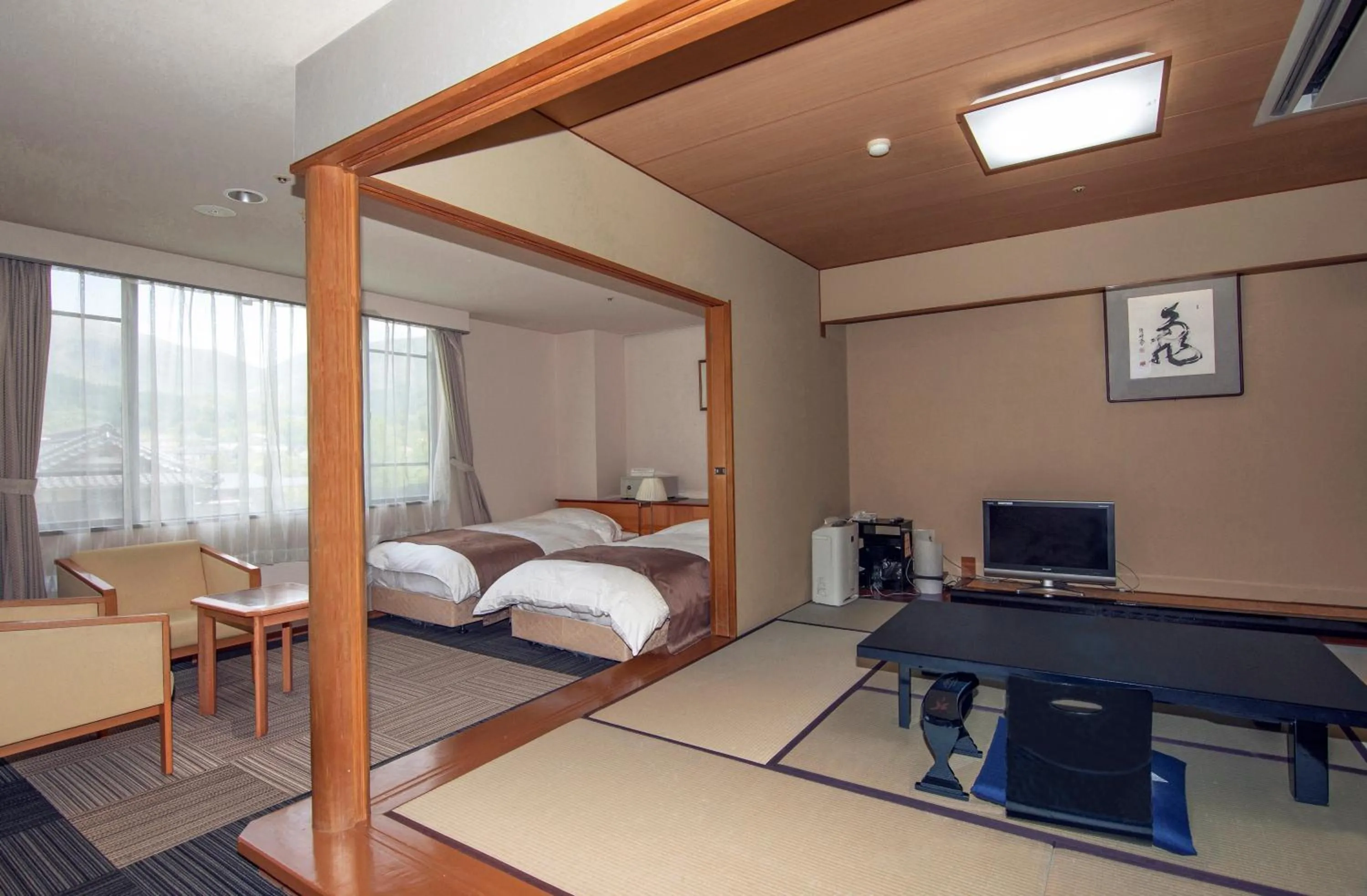 Photo of the whole room, Bed in Yufuin Hotel Shuhokan
