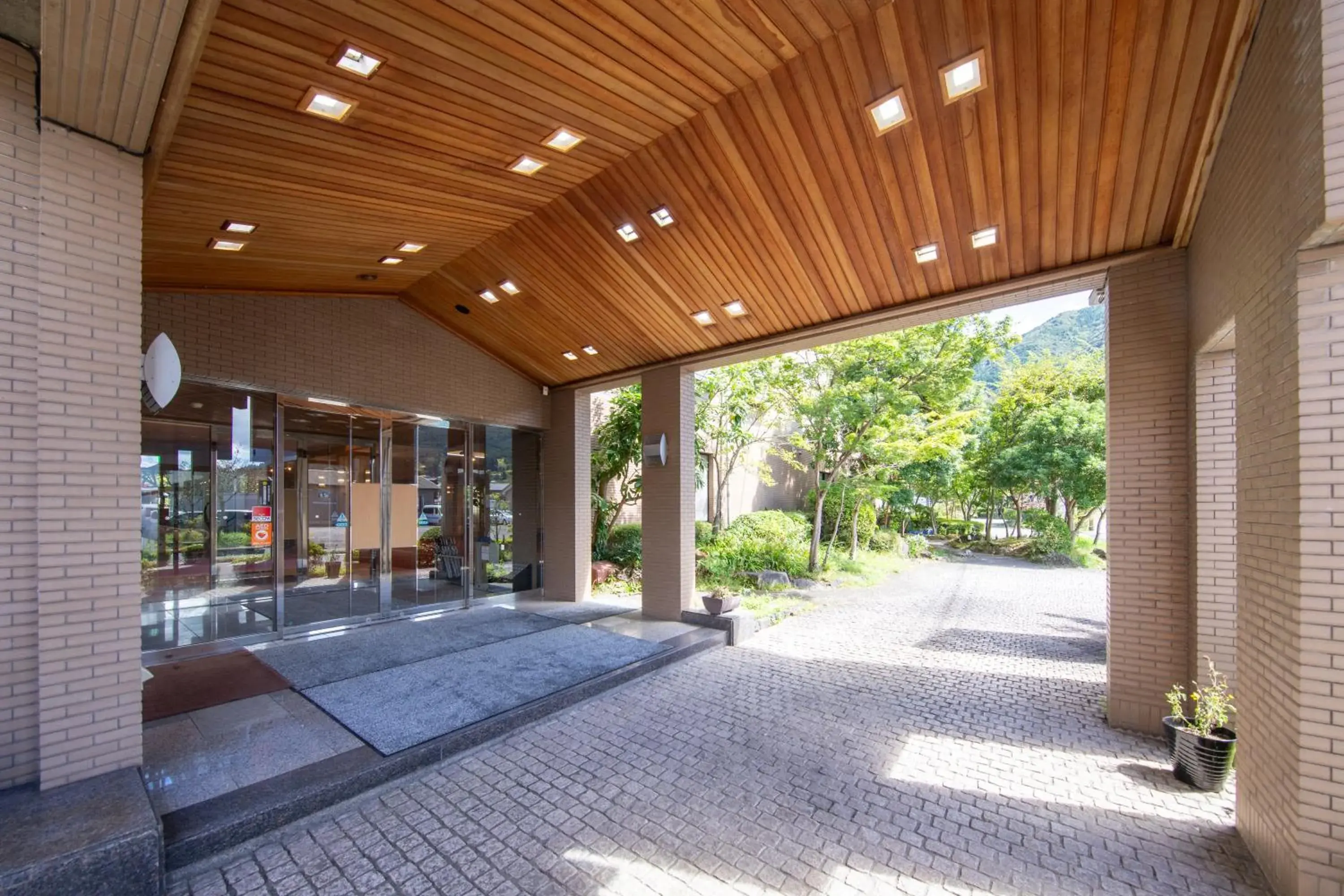 Facade/entrance in Yufuin Hotel Shuhokan Facade/entrance in Yufuin Hotel Shuhokan