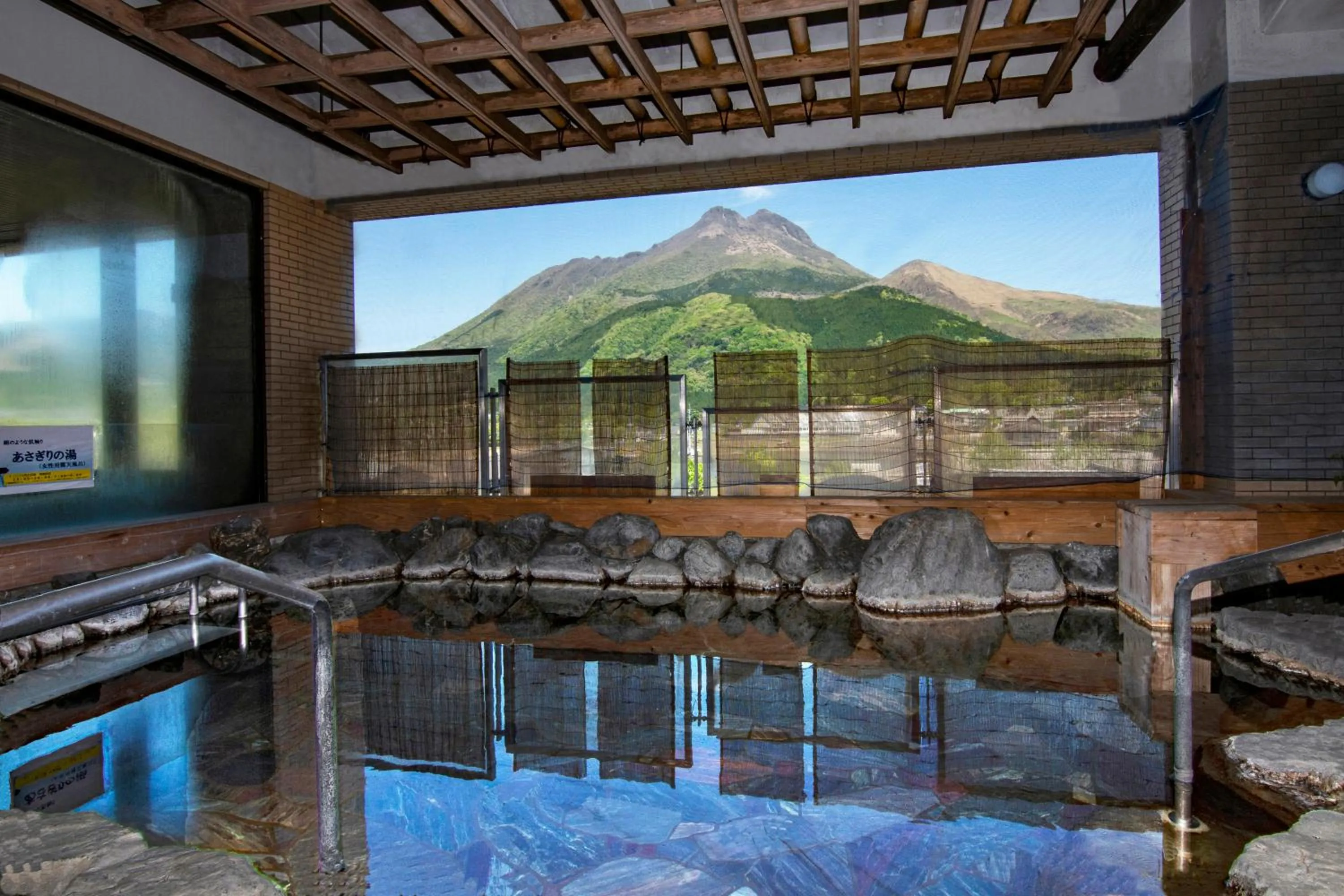 Open Air Bath in Yufuin Hotel Shuhokan