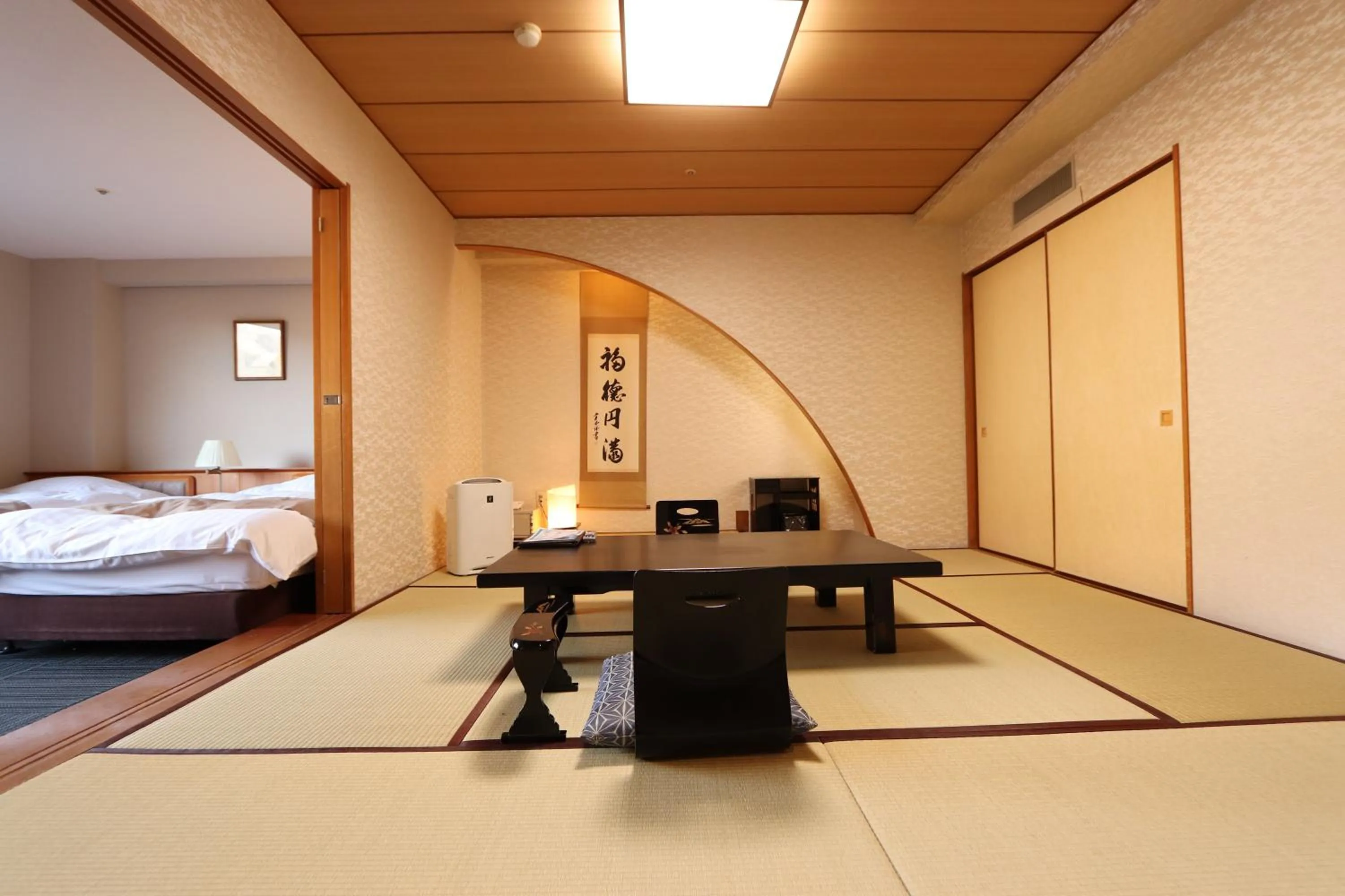 Photo of the whole room, Bed in Yufuin Hotel Shuhokan