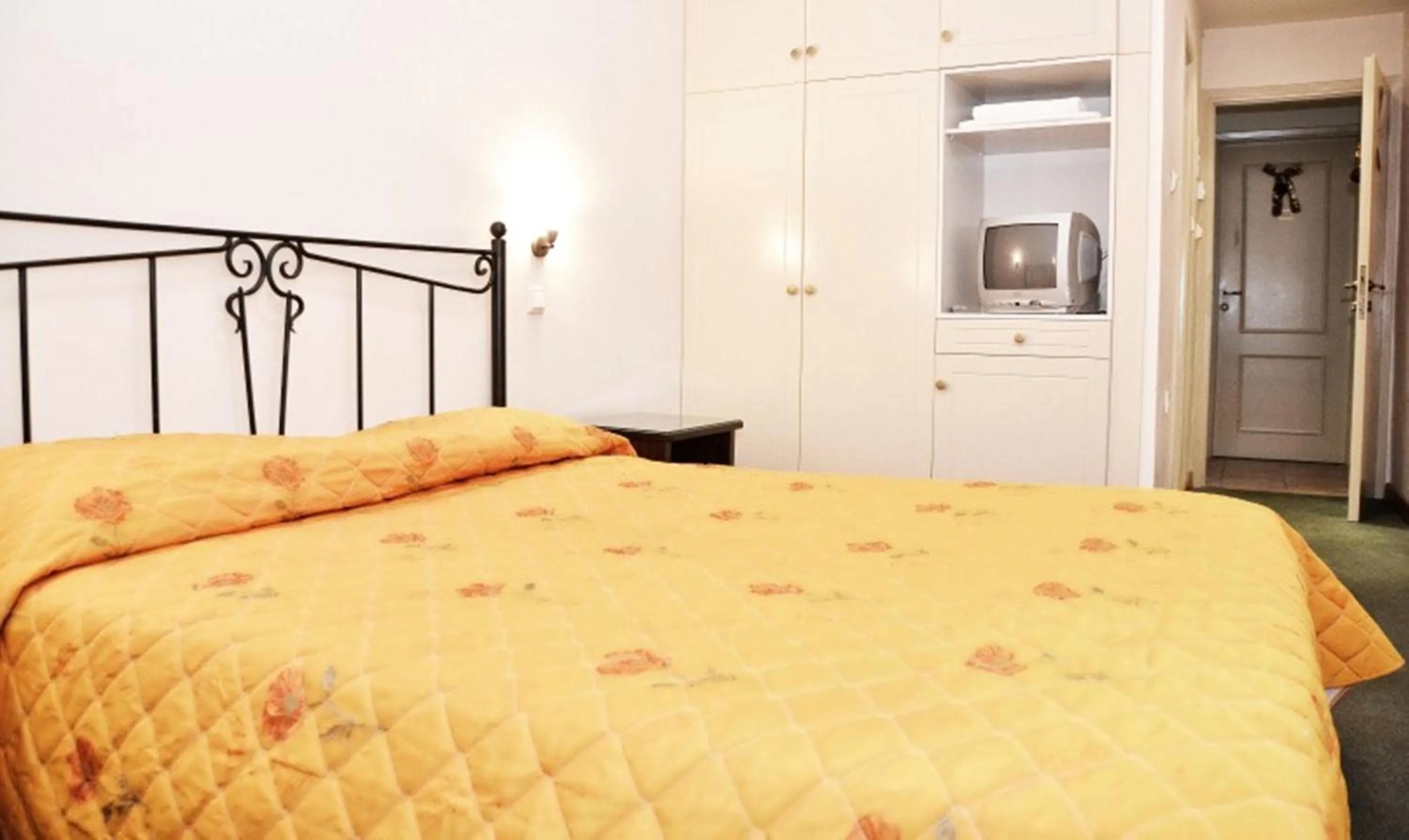 Photo of the whole room, Bed in Elatou