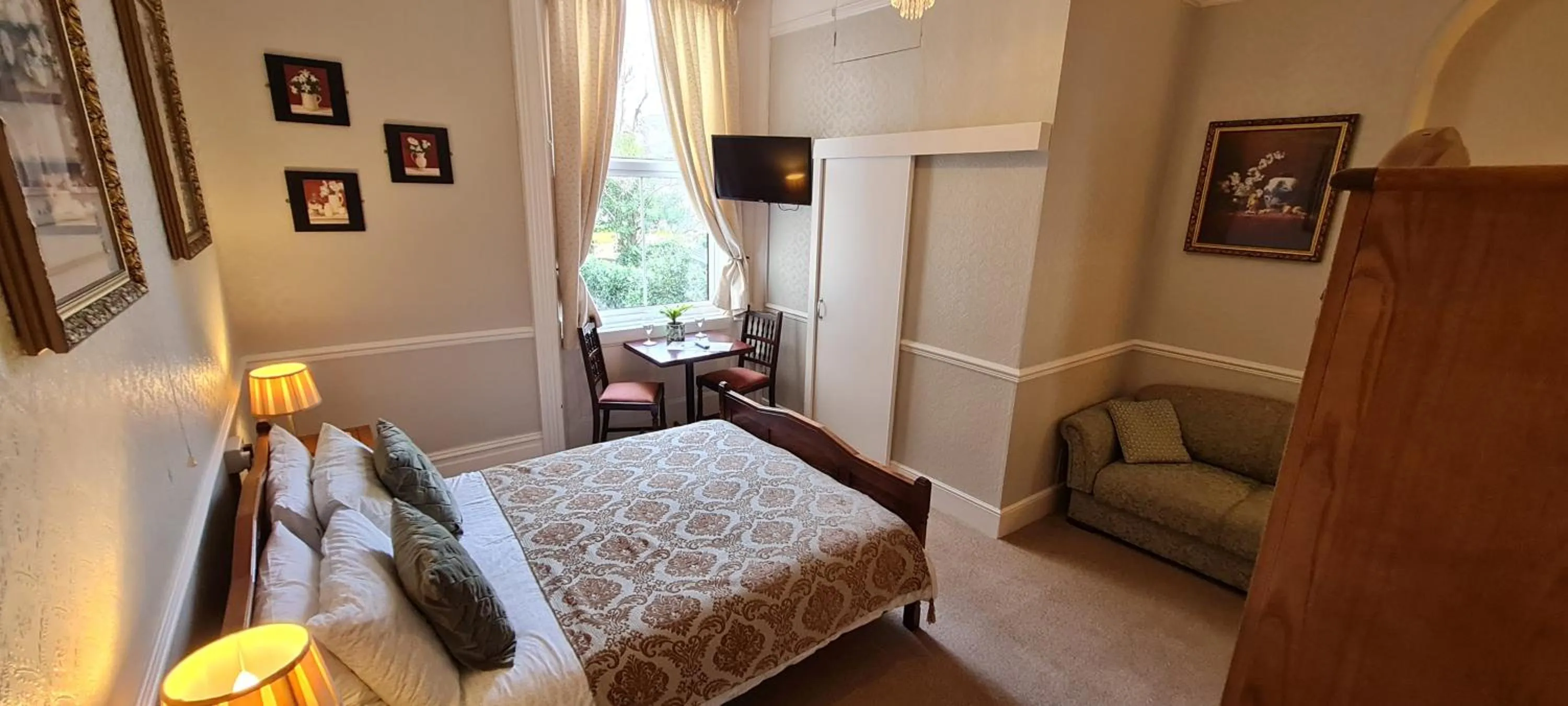 Bed in The Pendennis Guest House