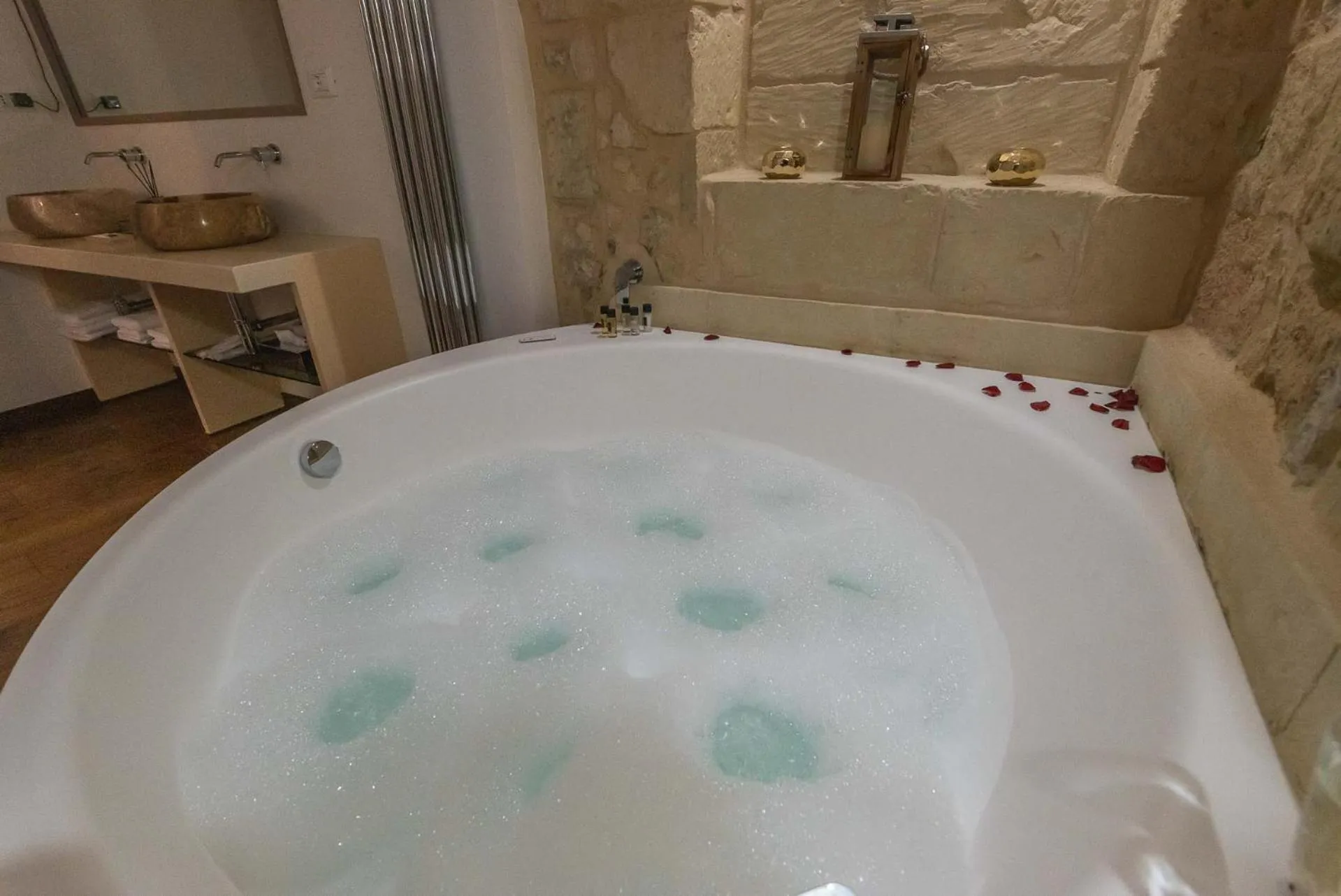 Hot Tub in Le Nicchie luxury rooms