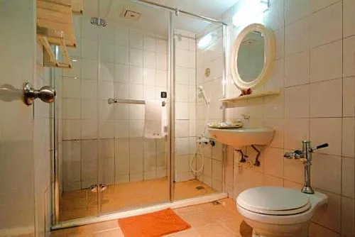 Bathroom in Sheng-Kuo Hotel