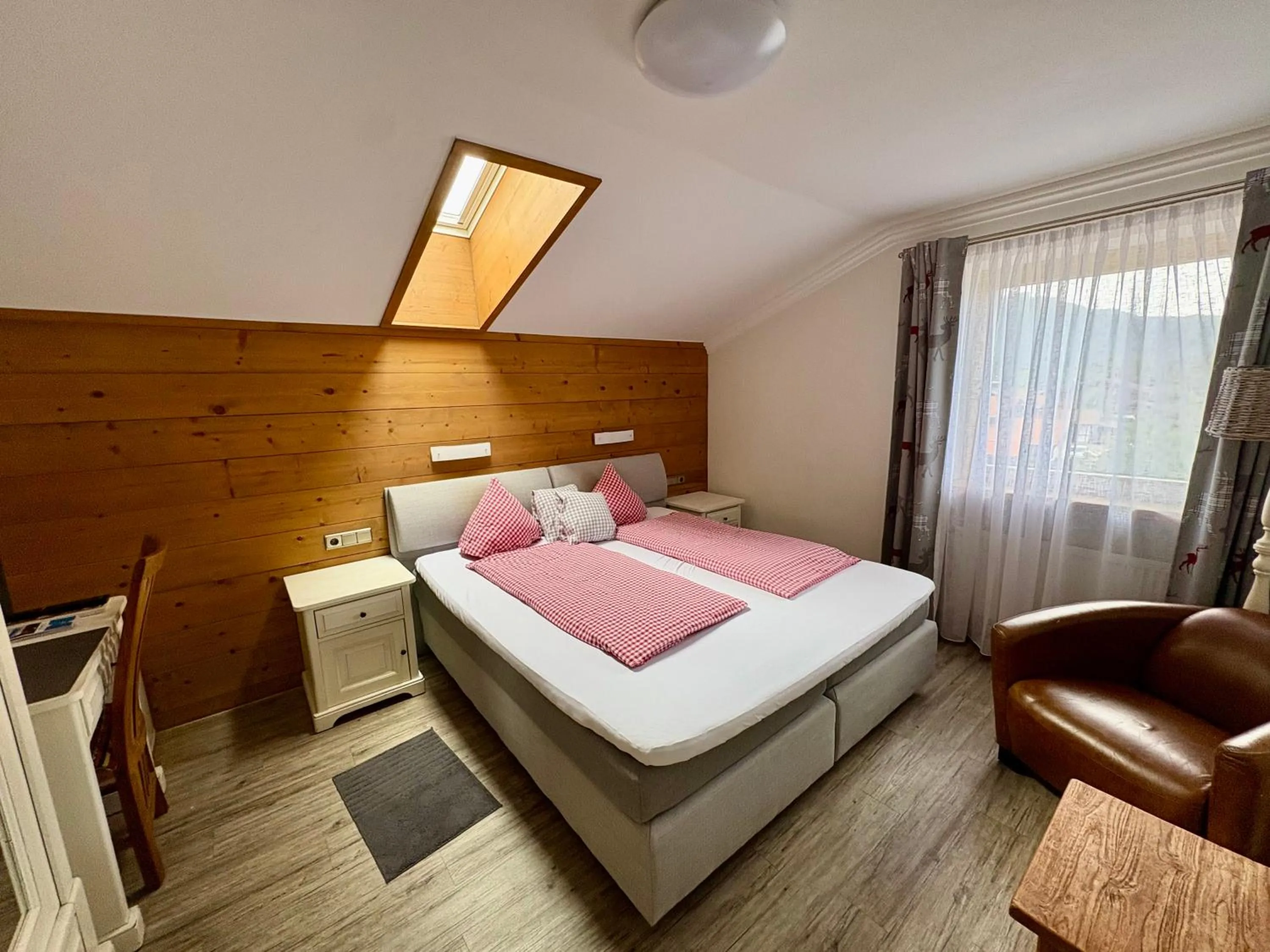 Living room, Bed in Alpinhotel INzeller